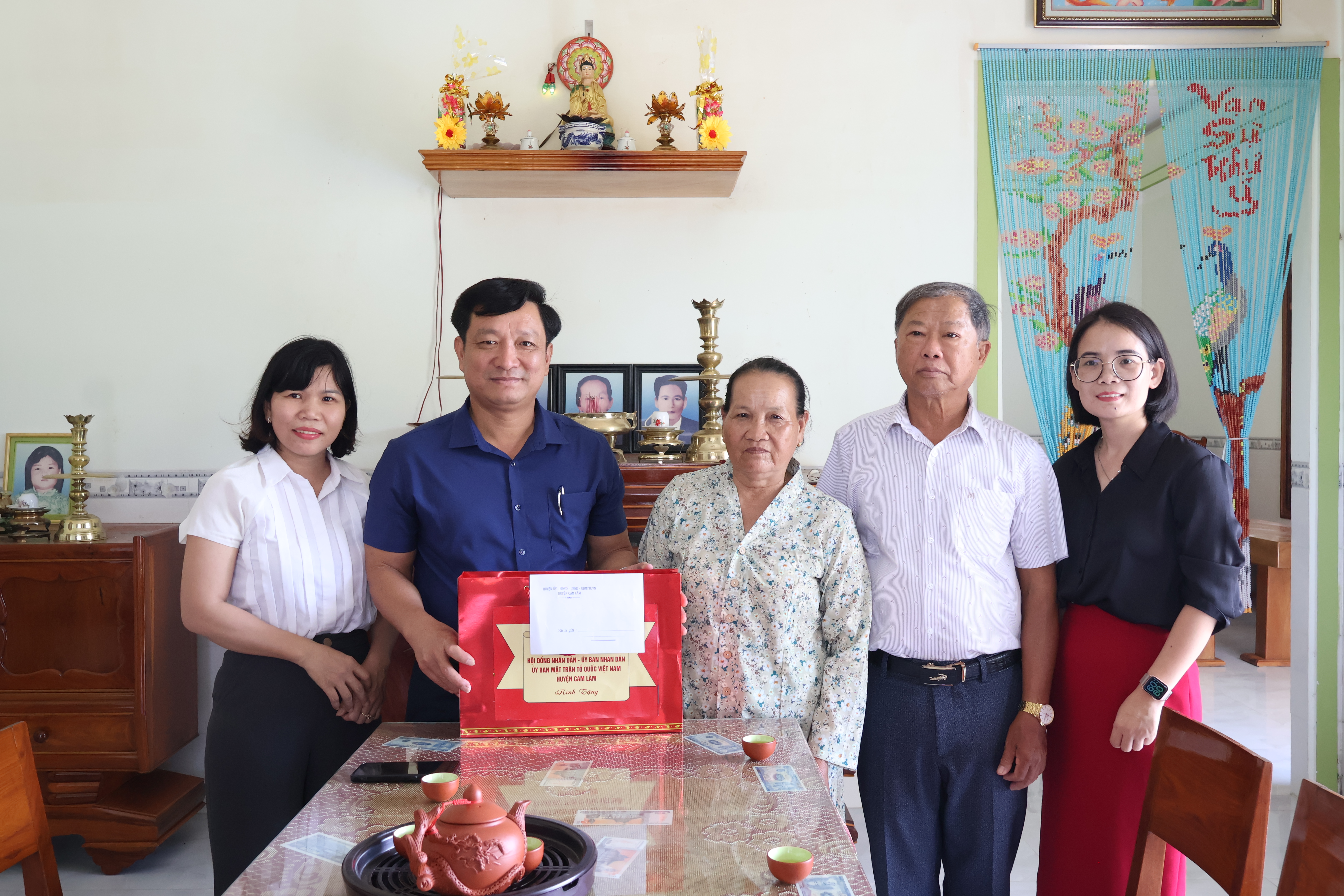 Lãnh đạo huyện Cam Lâm thăm tặng quà tại các hộ gia đình chính sách