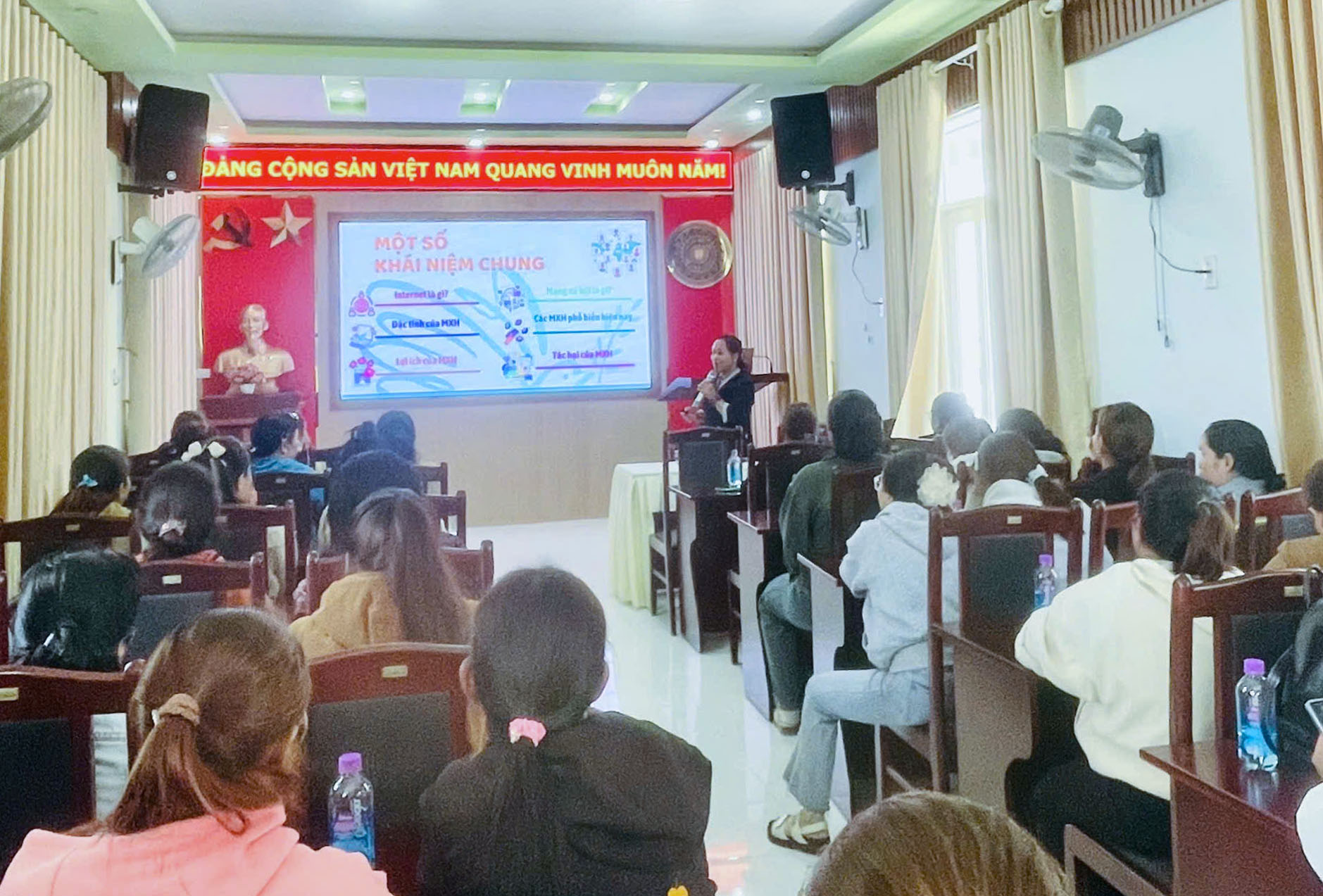 Các cán bộ, hội viên phụ nữ tham gia tập huấn.