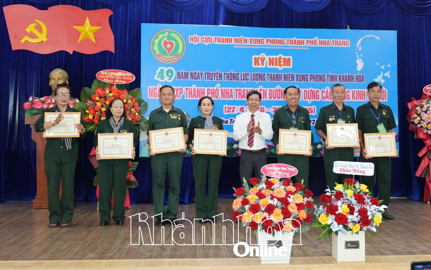 Ông Nguyễn Văn Minh trao giấy khen cho các cá nhân.