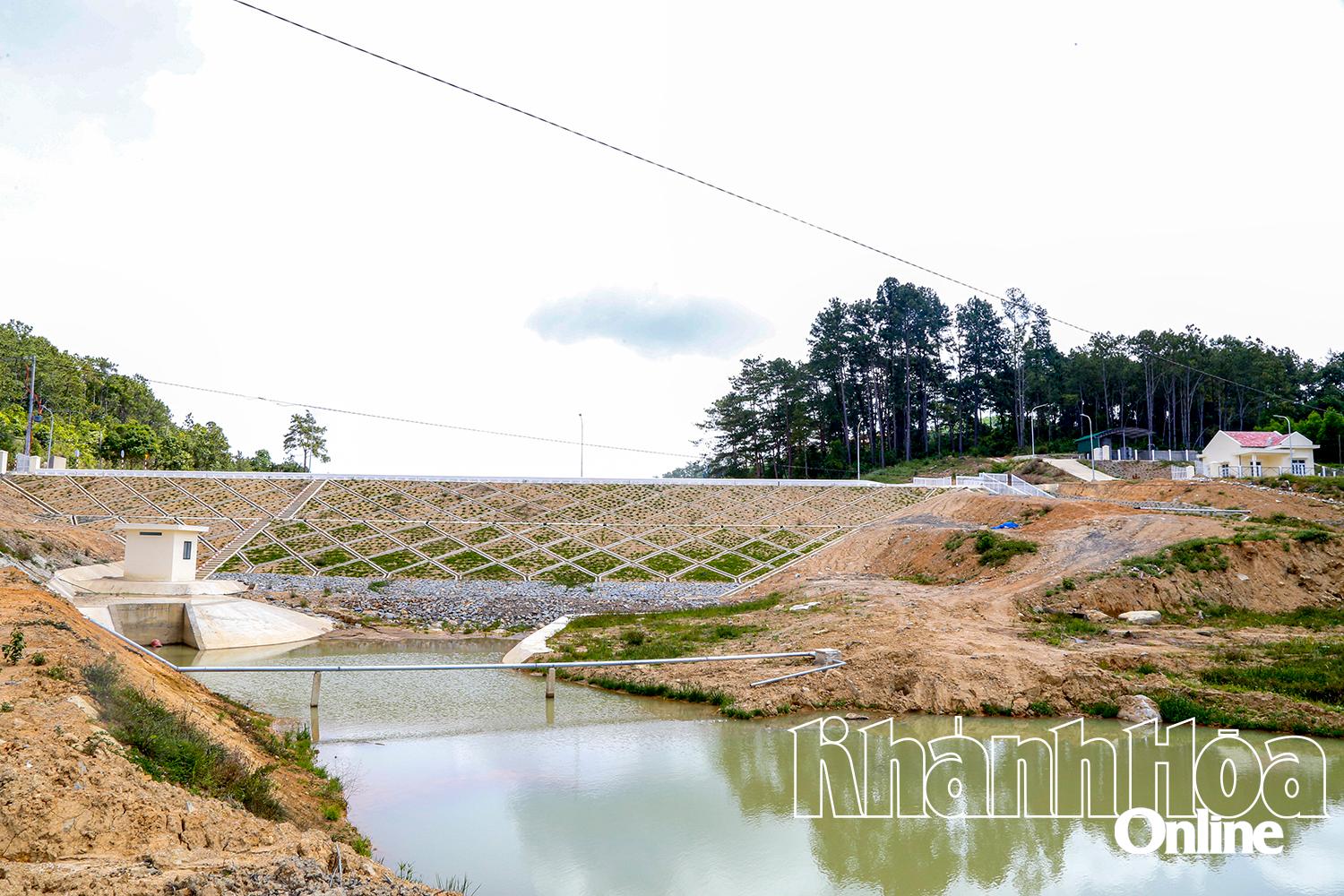 Hồ chứa nước Ka Tơ đã hoàn thành, cung cấp nước 
cho các khu vực khô hạn ở xã Ba Cụm Nam.
