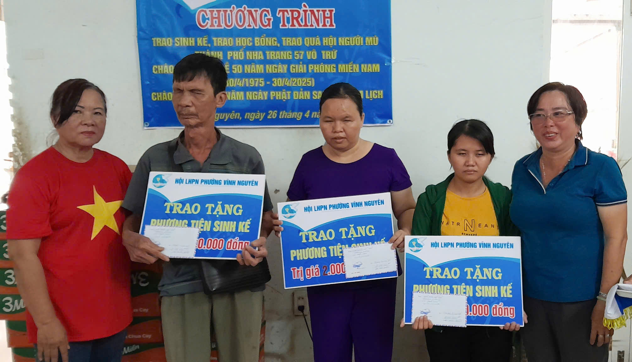 Trao phương tiện sinh kế cho phụ nữ khiếm thị.