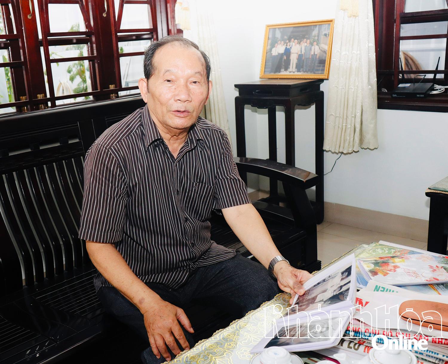 Ông Lê Xuân Hạnh bên những tấm ảnh kỷ vật của gia đình 
về một thời phân chia 2 miền Nam - Bắc. 

