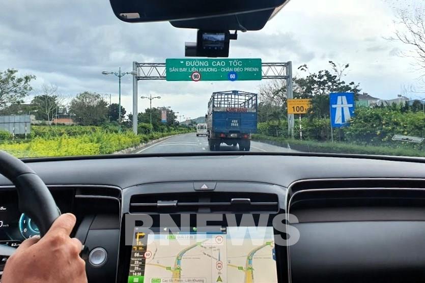 Luôn lái xe điềm đạm và giữ khoảng cách an toàn giữa xe của bạn và xe phía trước. Ảnh: Phú Vinh/BNEWS/TTXVN