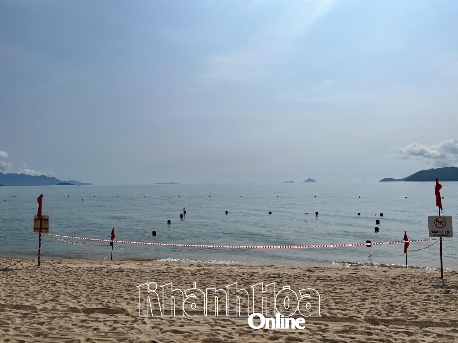 Khoanh vùng cấm bơi lội ở khu vực biển Nha Trang có sà lan mắc cạn bị cát vùi lấp