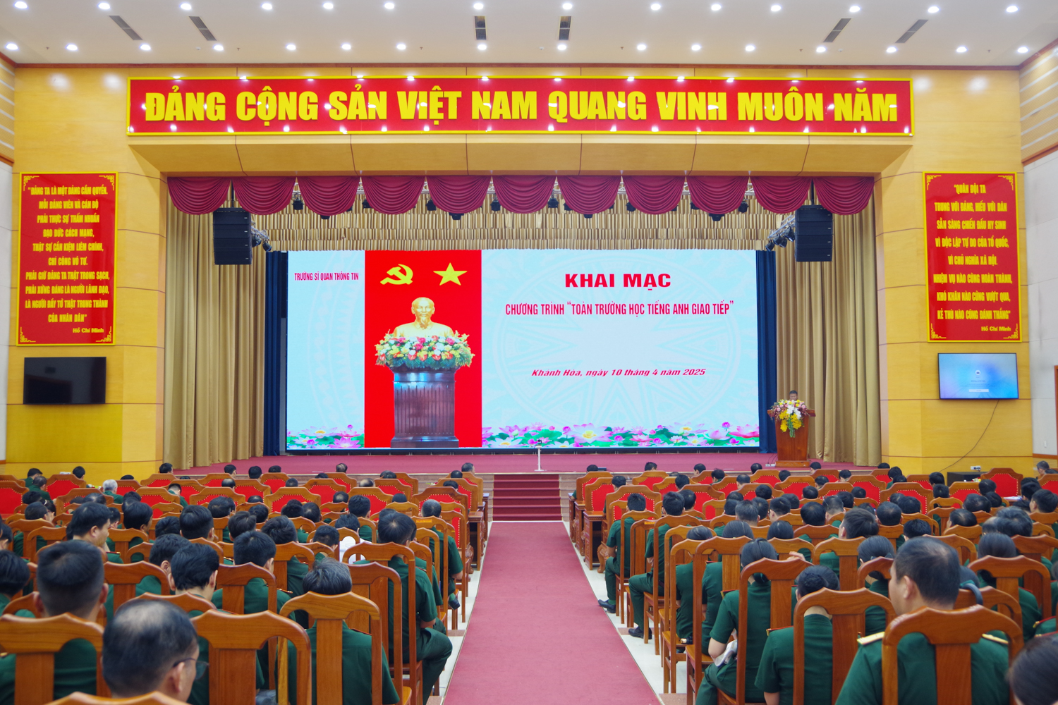 Trường Sĩ quan Thông tin triển khai chương trình "Toàn trường học tiếng Anh giao tiếp"