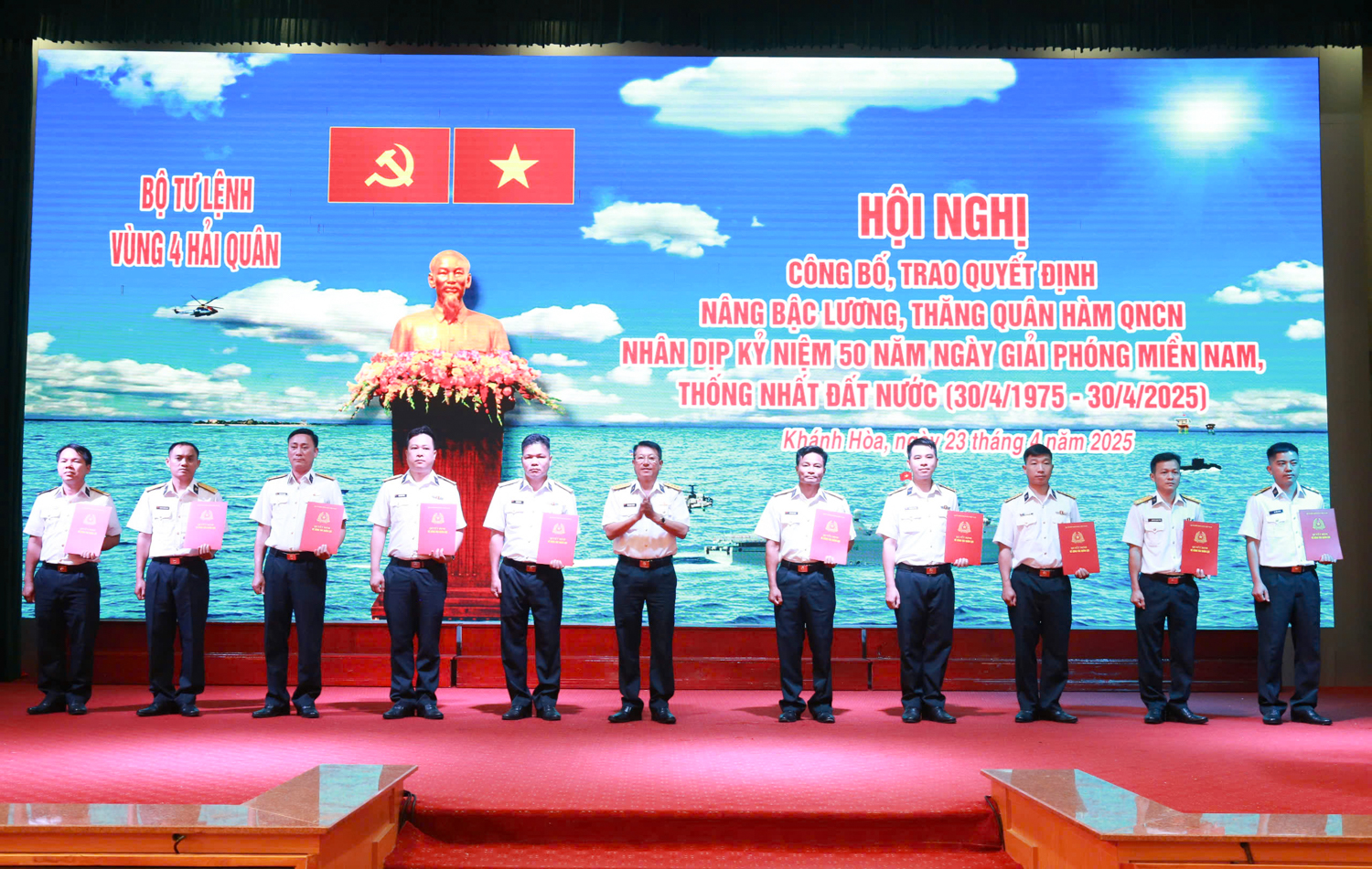 Vùng 4 Hải quân và các đơn vị trao quyết định nâng bậc lương, thăng quân hàm cho quân nhân chuyên nghiệp