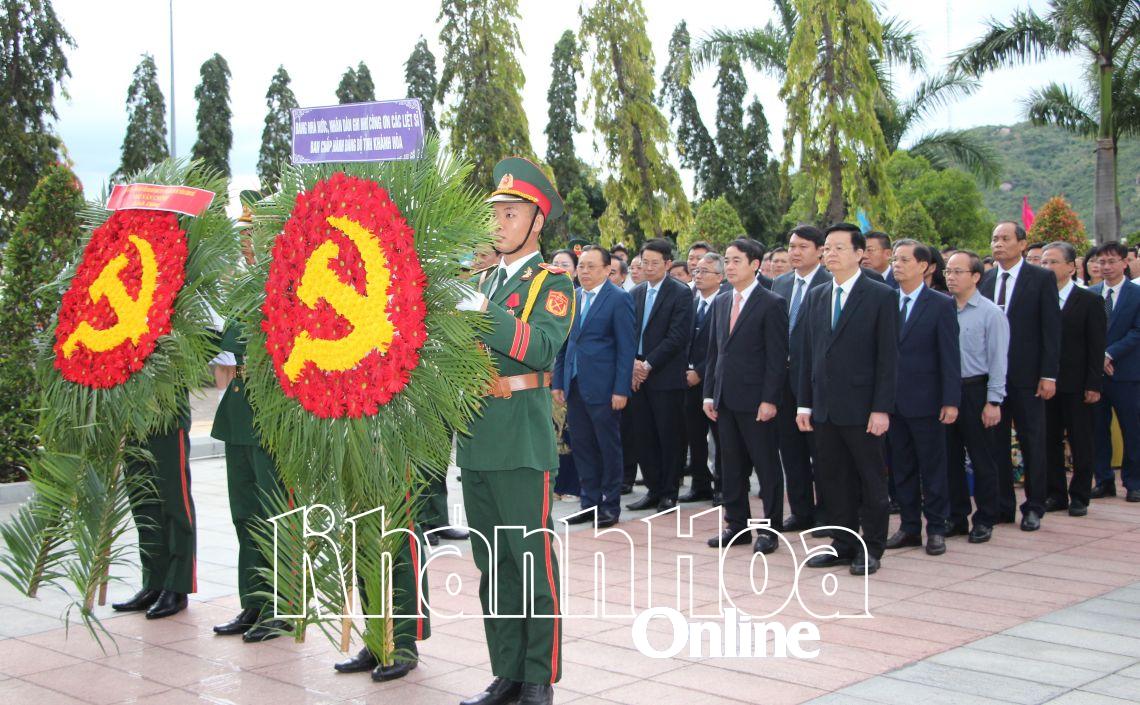 Lãnh đạo Đảng, Nhà nước và tỉnh Khánh Hòa đặt vòng hoa, dâng hương viếng Nghĩa trang liệt sĩ Hòn Dung