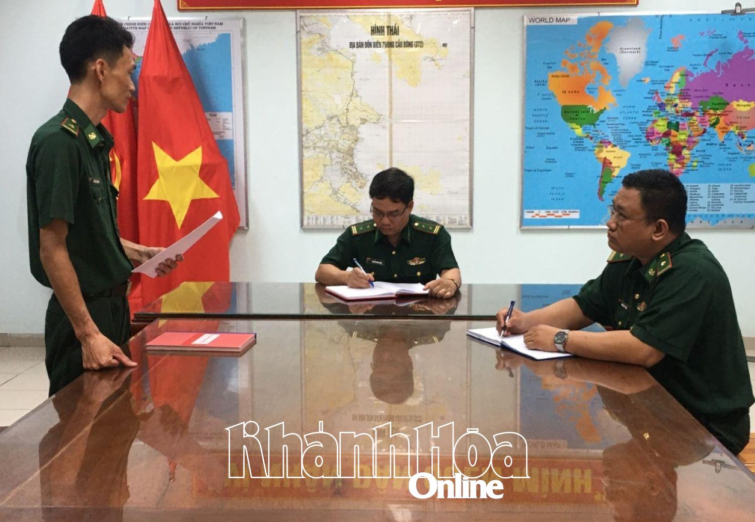 Thiếu tá Tống Văn Cảnh tường trình với Chỉ huy đơn vị về hành động cứu người.