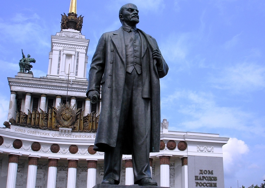 Tượng lãnh tụ V.I.Lenin phía trước tòa nhà Ngôi nhà các dân tộc Nga” tại thủ đô Moscow (Nga). Ảnh: apetcher.wordpress.com 


