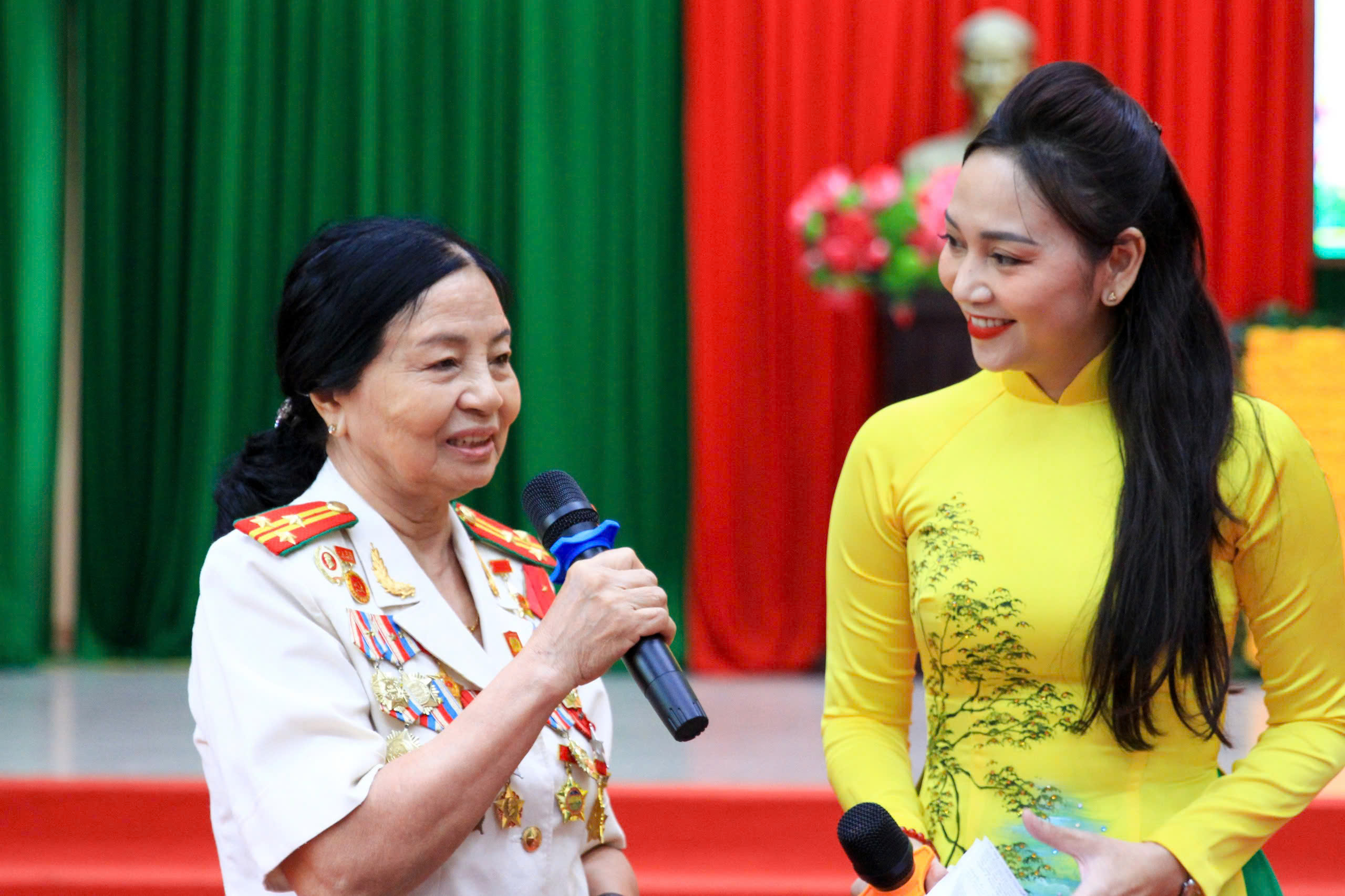 Giao lưu với Anh hùng lực lượng vũ trang nhân dân Lê Thị Minh Hãnh