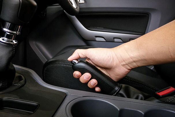 Sử dụng phanh tay khi bị mất phanh ô tô. Ảnh: BNEWS/TTXVN phát