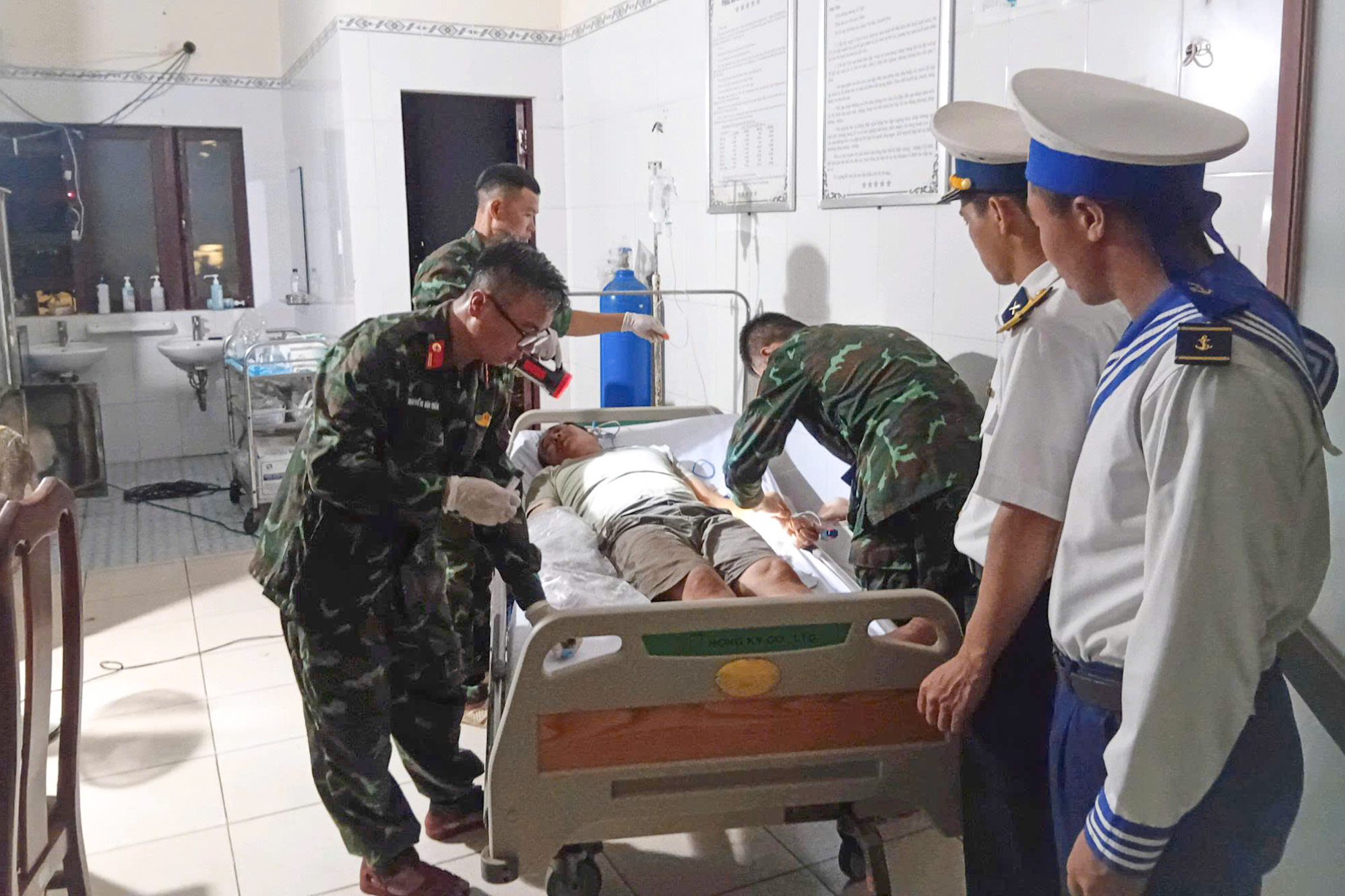 Bệnh xá đảo Trường Sa cấp cứu ngư dân bị cuốn tay vào máy xay đá