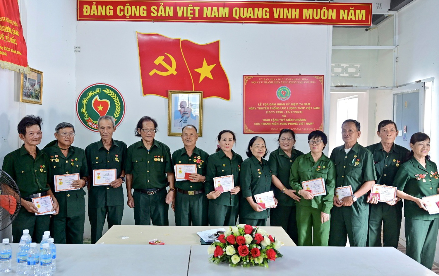 Các cựu thanh niên xung phong nhận kỷ niệm chương của Hội Cựu thanh niên xung phong Việt Nam.