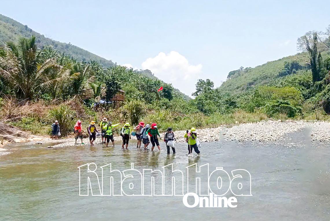 During the journey, tourists will cross streams many times.