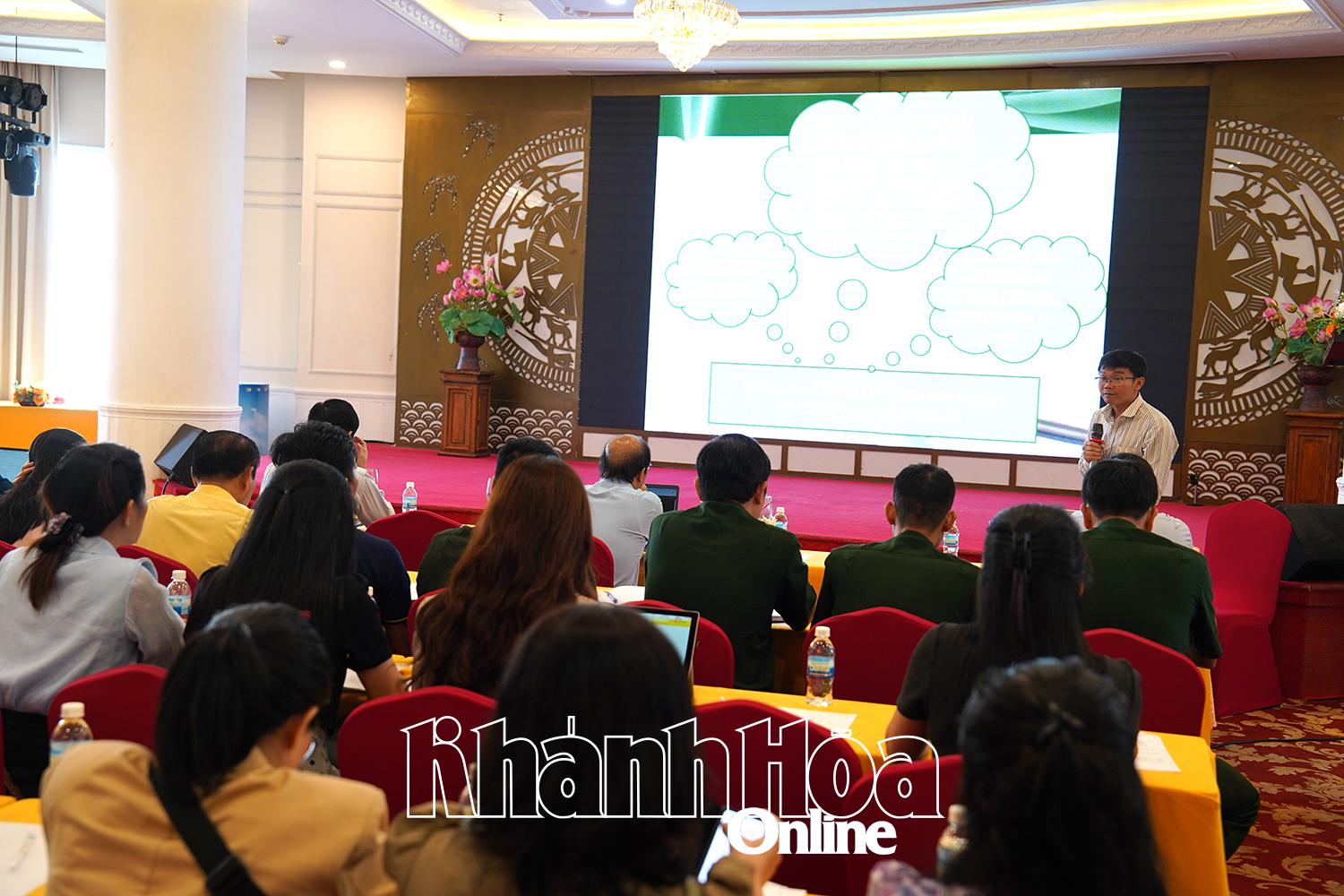 Báo cáo viên đến từ Sở KH&CN báo cáo các chuyên đề về Thông tư số 09/2024/TT-BKHCN ngày 27-12-2024 của Bộ trưởng Bộ KH&CN quy định quản lý nhiệm vụ KH&CN cấp tỉnh, cấp cơ sở sử dụng ngân sách nhà nước