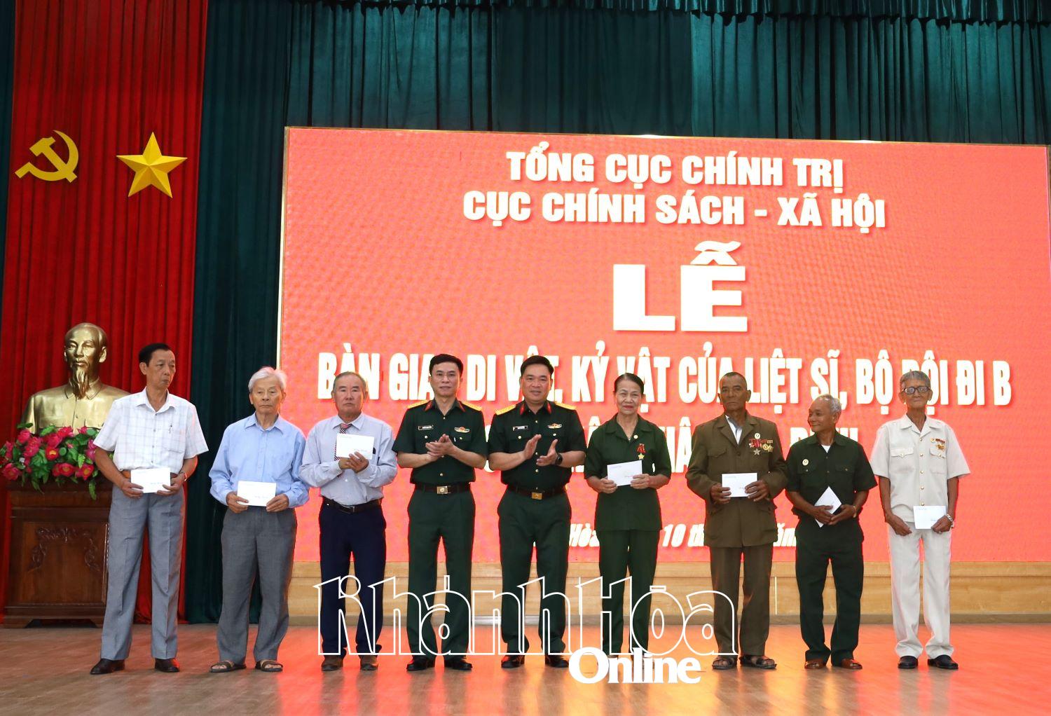 Đại tá Nguyễn Mạnh Hùng và Đại tá Đinh Văn Hưng tặng quà cho những người có công tiêu biểu.