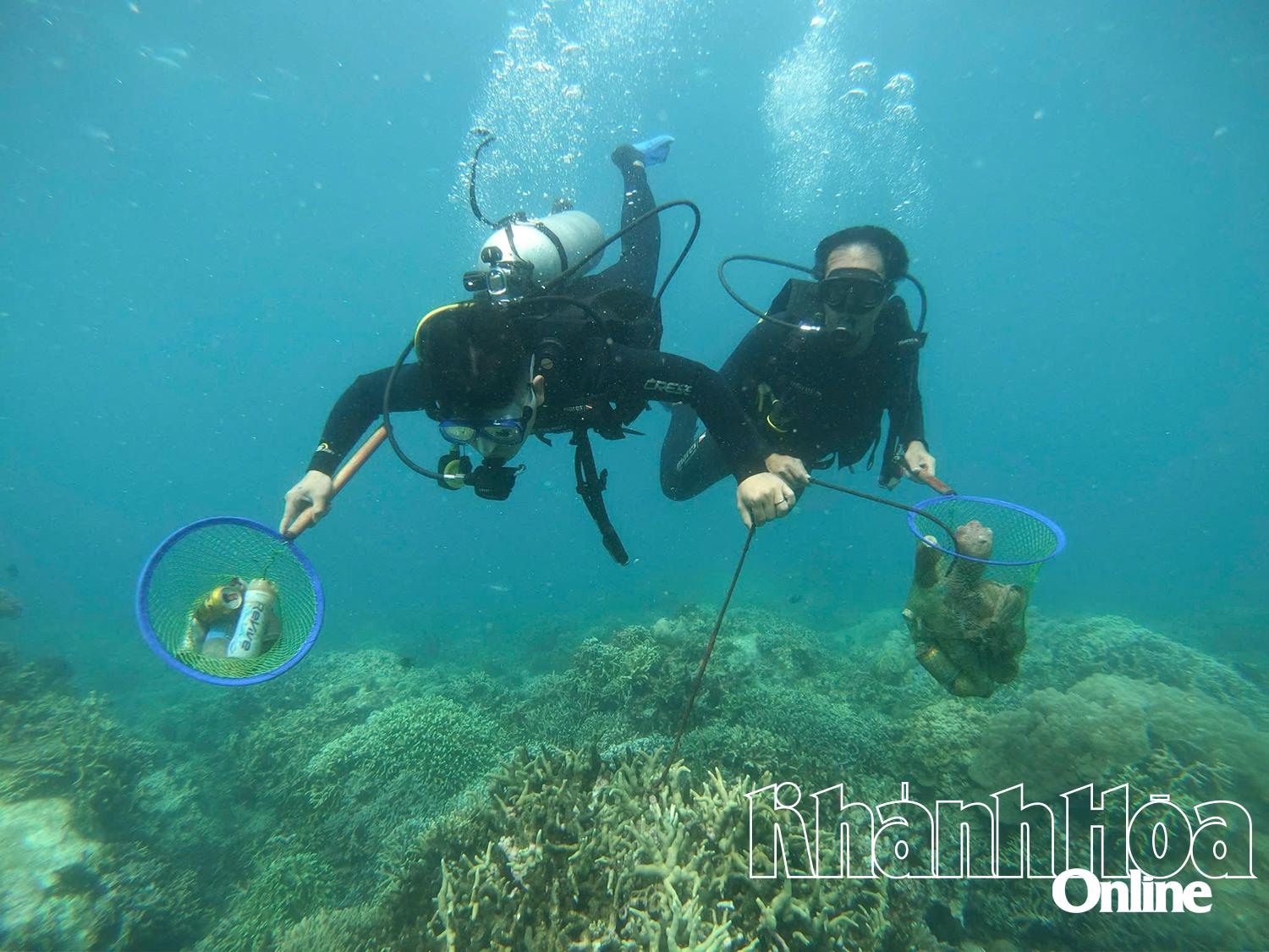 Nhặt rác dưới đáy biển ở vịnh Nha Trang.
