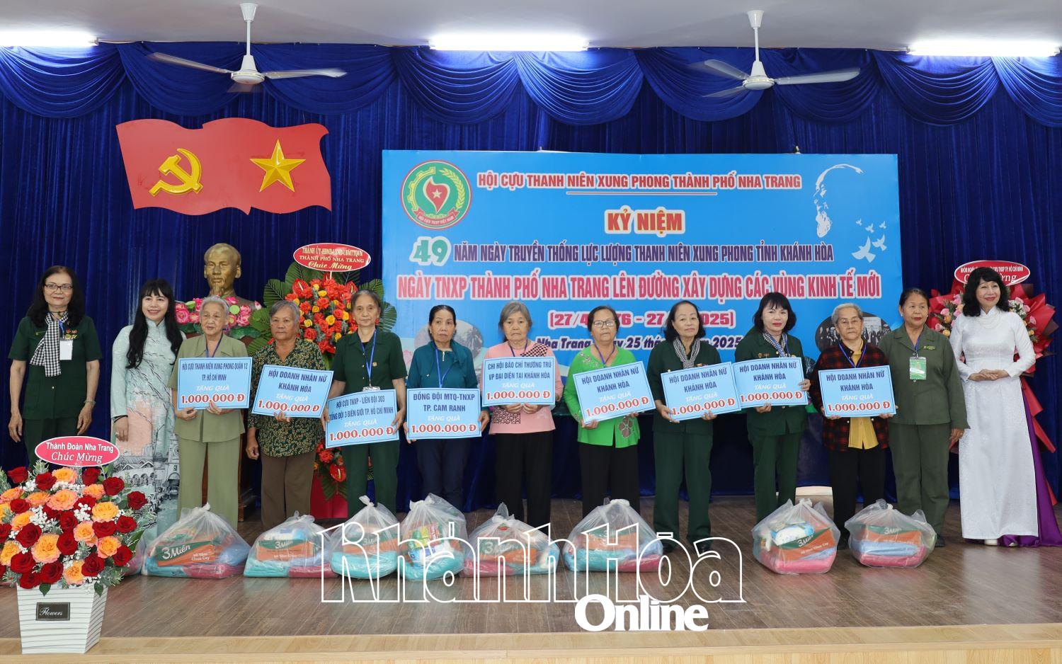 Các đơn vị tặng quà cho các hội viên có hoàn cảnh khó khăn.