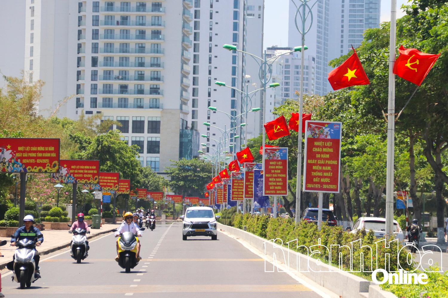 Phố phường rợp bóng cờ hoa