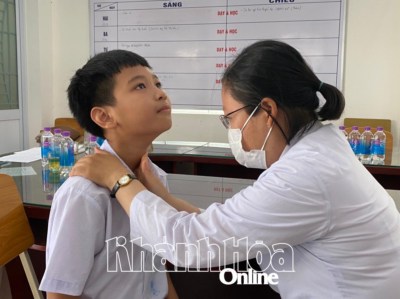 Cán bộ y tế Trung tâm Kiểm soát bệnh tật tỉnh khám tầm soát bệnh bướu cổ cho học sinh của tỉnh