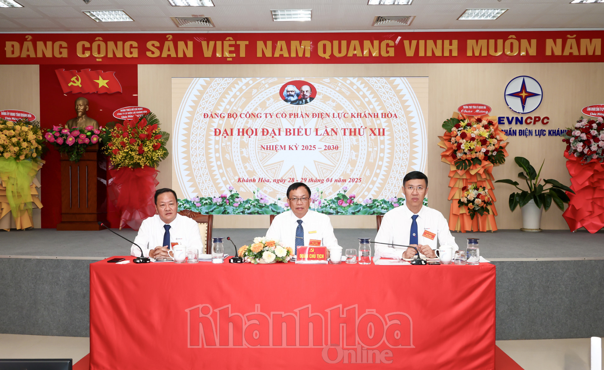 Đoàn Chủ tịch điều hành đại hội.