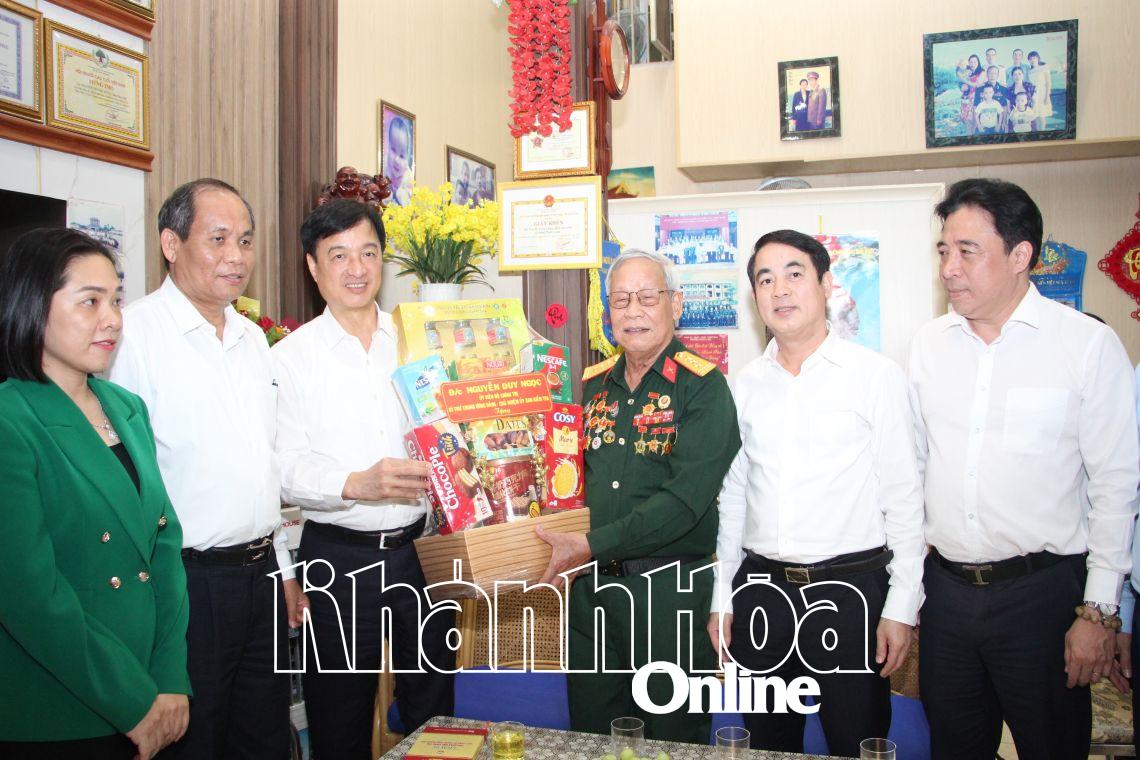 Chủ nhiệm Ủy ban Kiểm tra Trung ương Nguyễn Duy Ngọc: Thăm, tặng quà cho gia đình người có công tiêu biểu ở Nha Trang