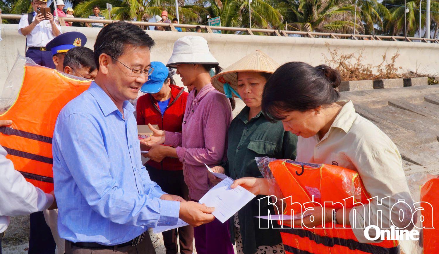 Tổ chức Chương trình “Cảnh sát biển đồng hành với ngư dân” tại Ninh Hòa