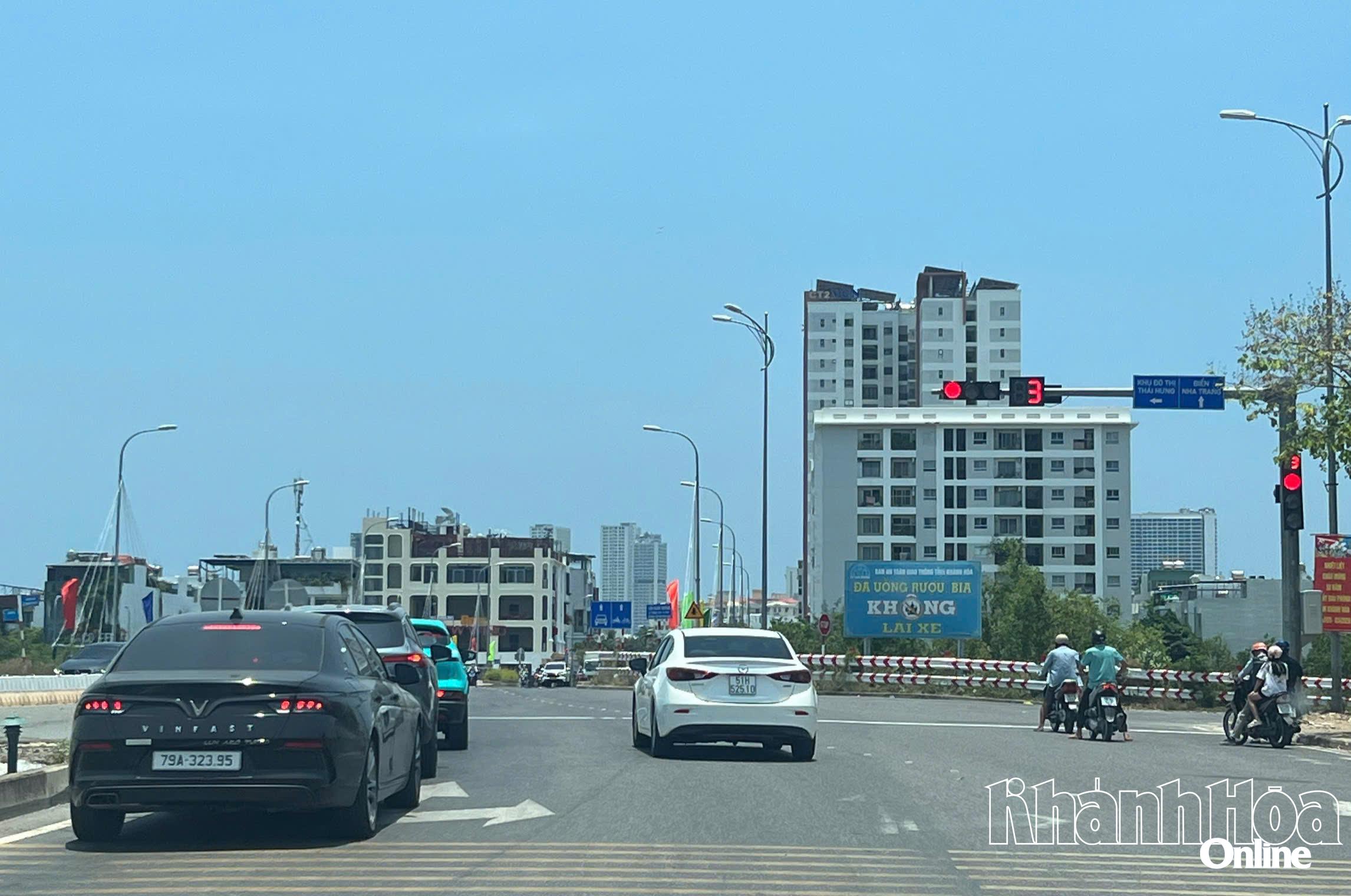 TP. Nha Trang: Lắp thêm đèn tín hiệu giao thông ở phía tây cầu Quán Trường
