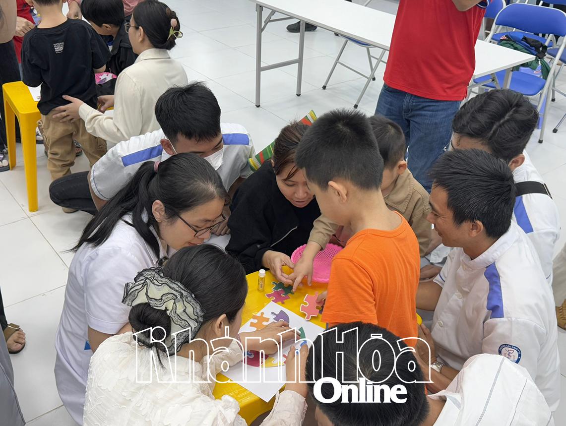 Trẻ mắc chứng tự kỷ tham gia trò chơi dán hình tại chương trình.