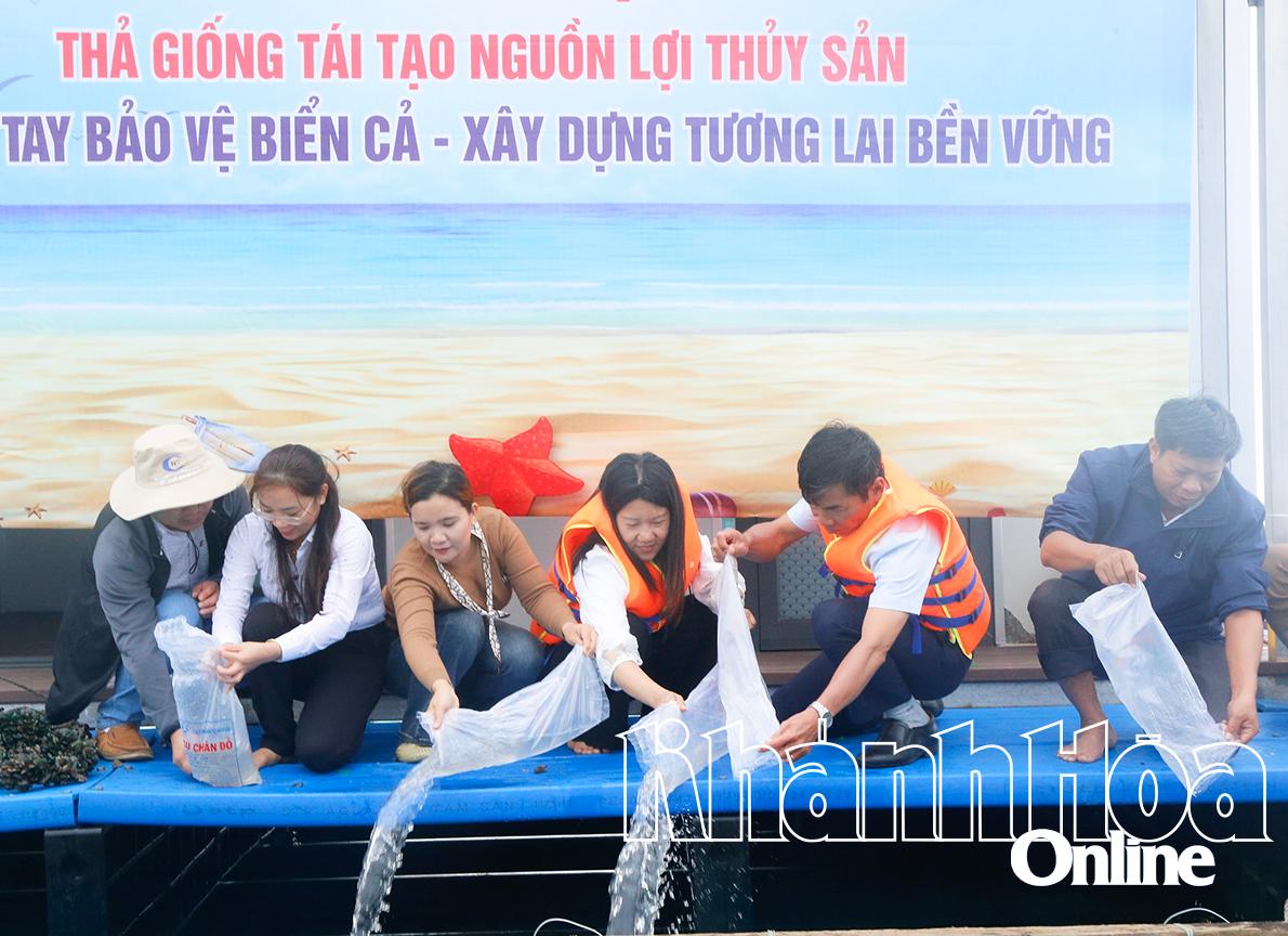 Thả hơn 2,6 triệu con giống tái tạo nguồn lợi thủy sản tại Rạn Trào