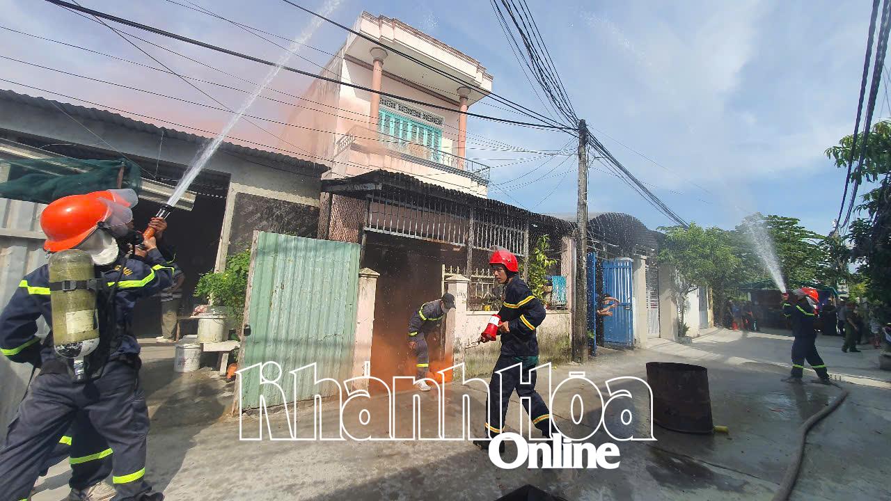 Lực lượng chức năng tổ chức thực tập phương án chữa cháy, cứu nạn, cứu hộ tại khu dân cư