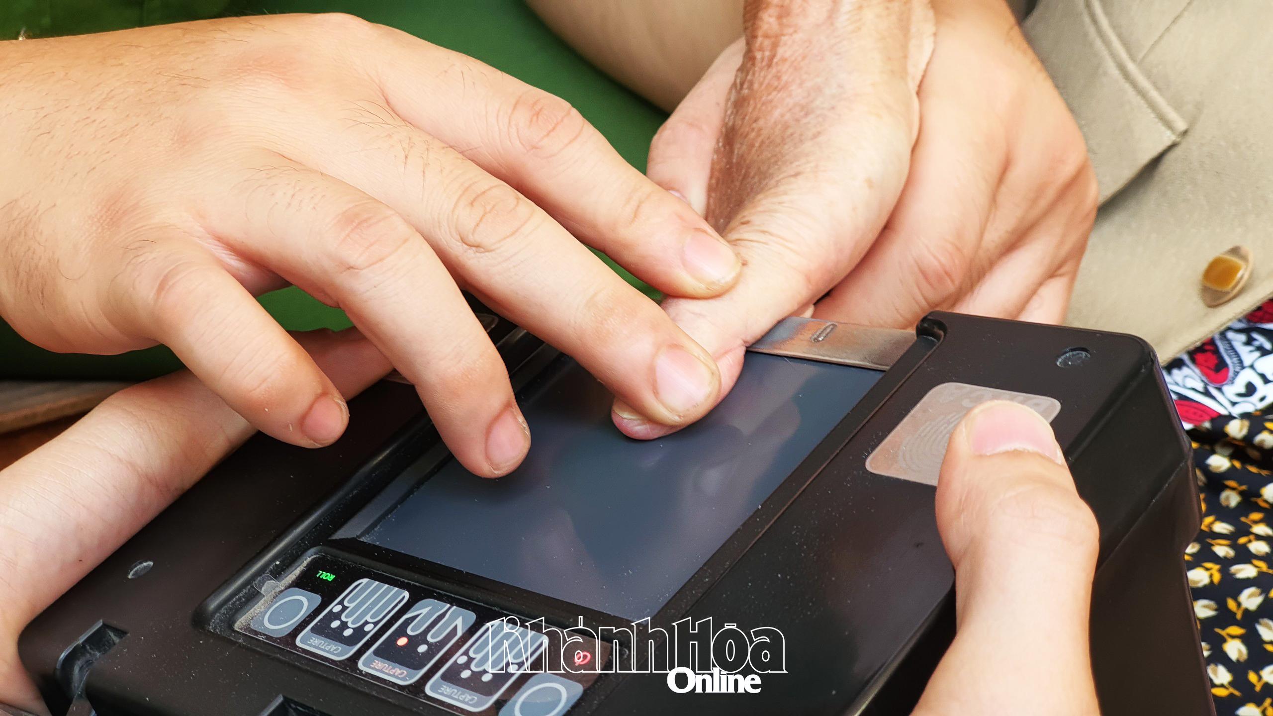 Thực hiện lấy vân tay, thu nhận hồ sơ làm Thẻ căn cước cho công dân