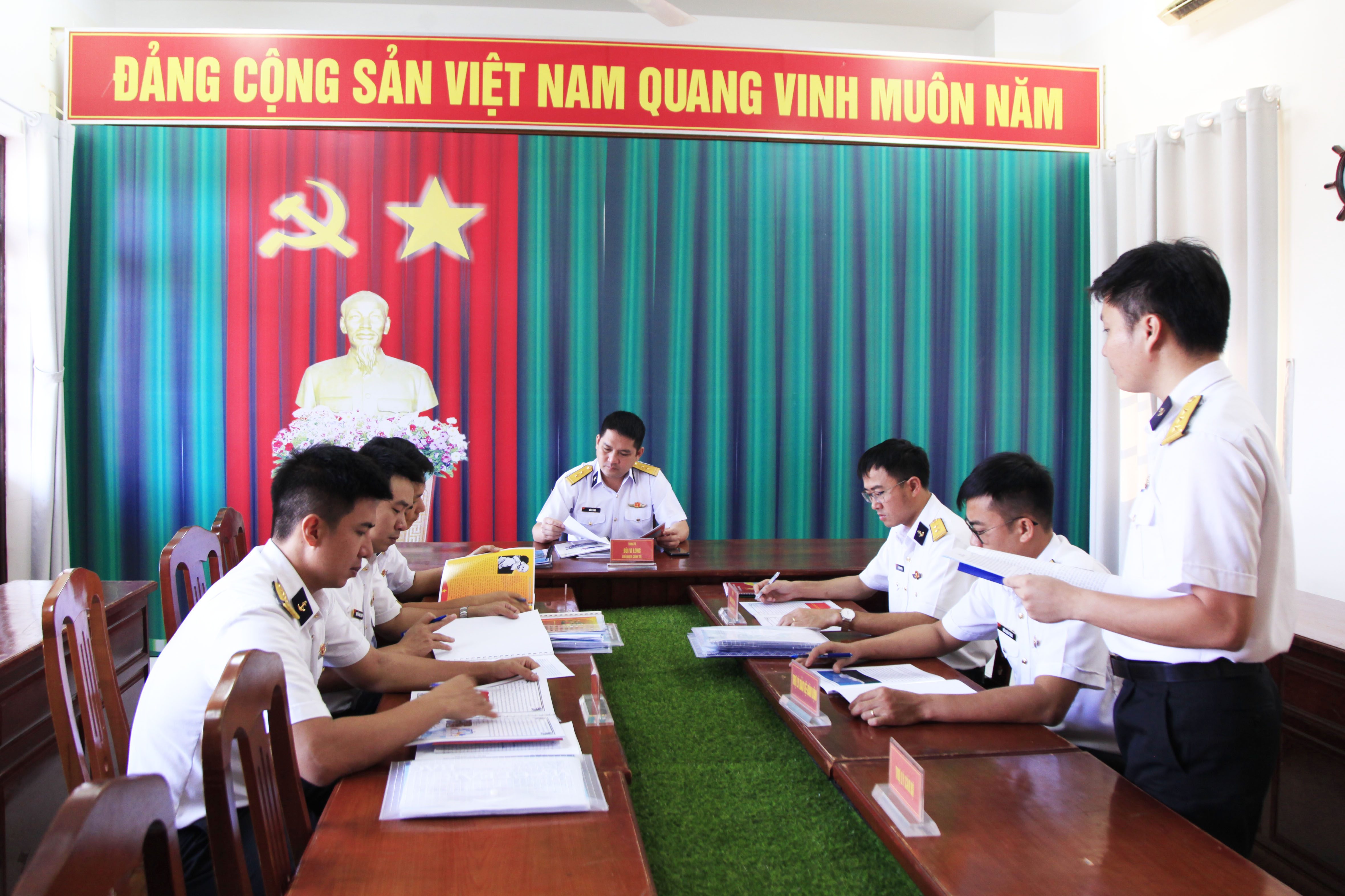 Ban giám khảo nghe báo cáo tổng hợp.