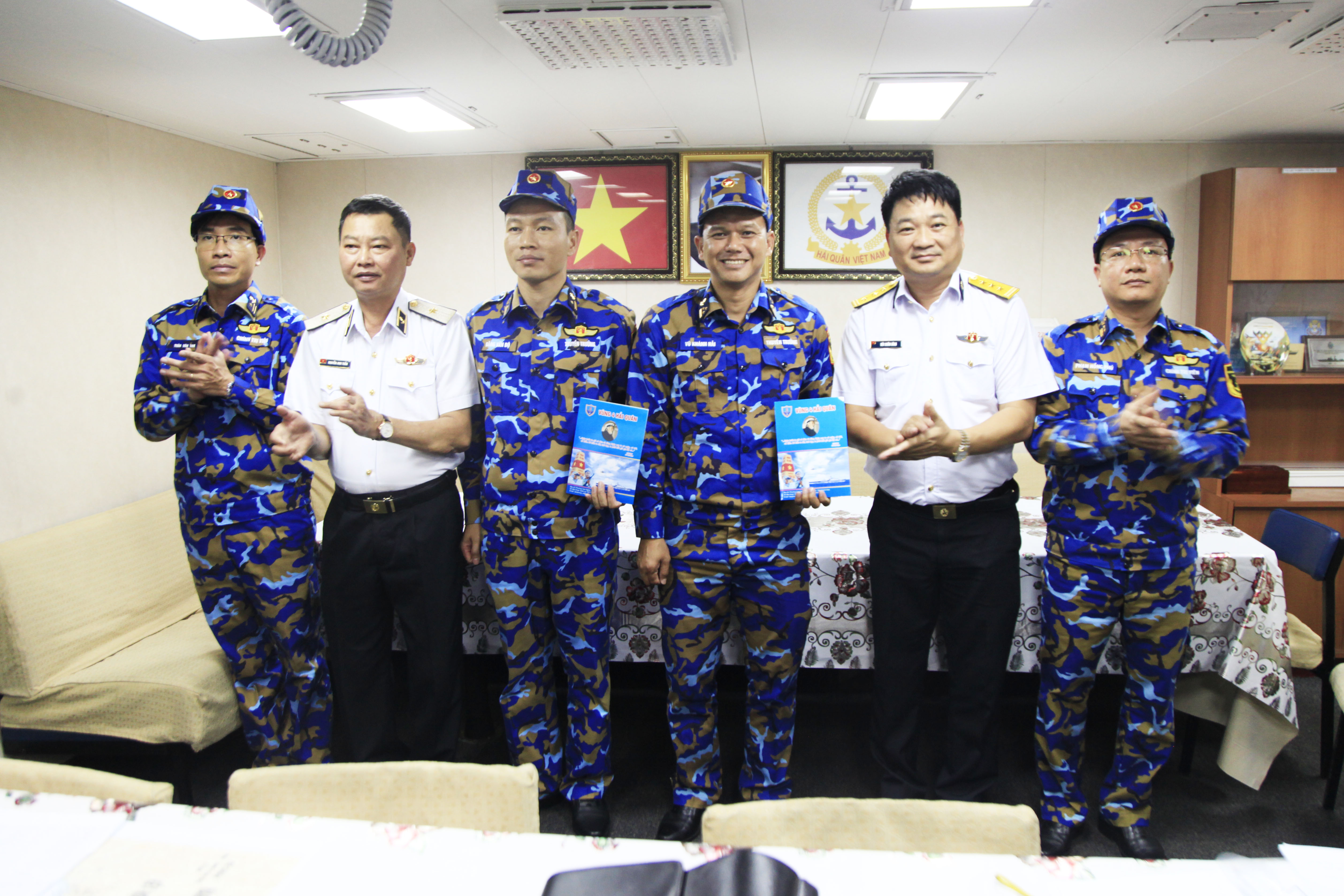 Tư lệnh và Chính ủy Vùng 4 Hải quân động viên cán bộ, chiến sĩ 2 tàu trước khi lên đường thực hiện nhiệm vụ.