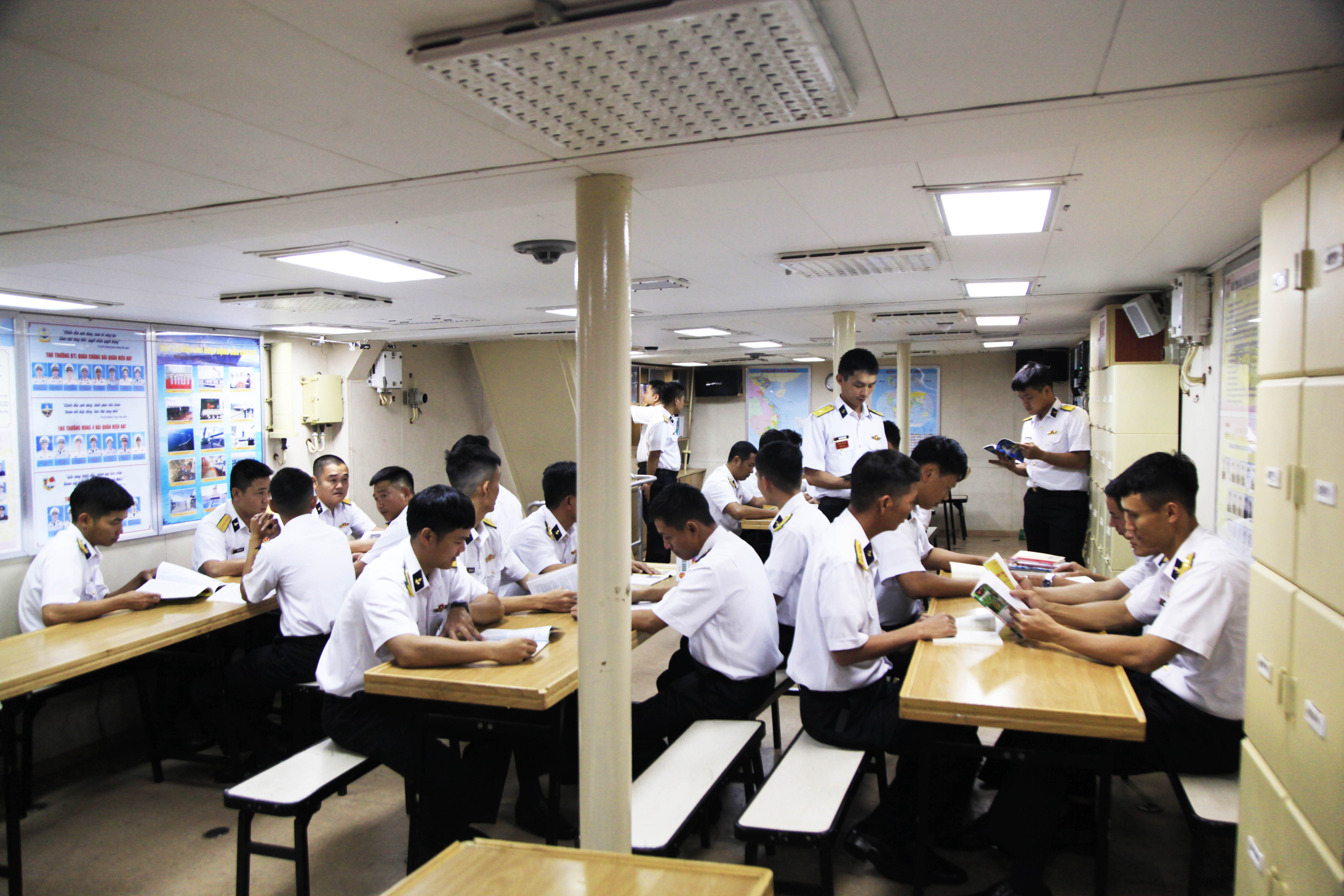 Cán bộ, chiến sĩ Tàu 015 - Trần Hưng Đạo đọc sách báo trên đường hành quân thực hiện nhiệm vụ.