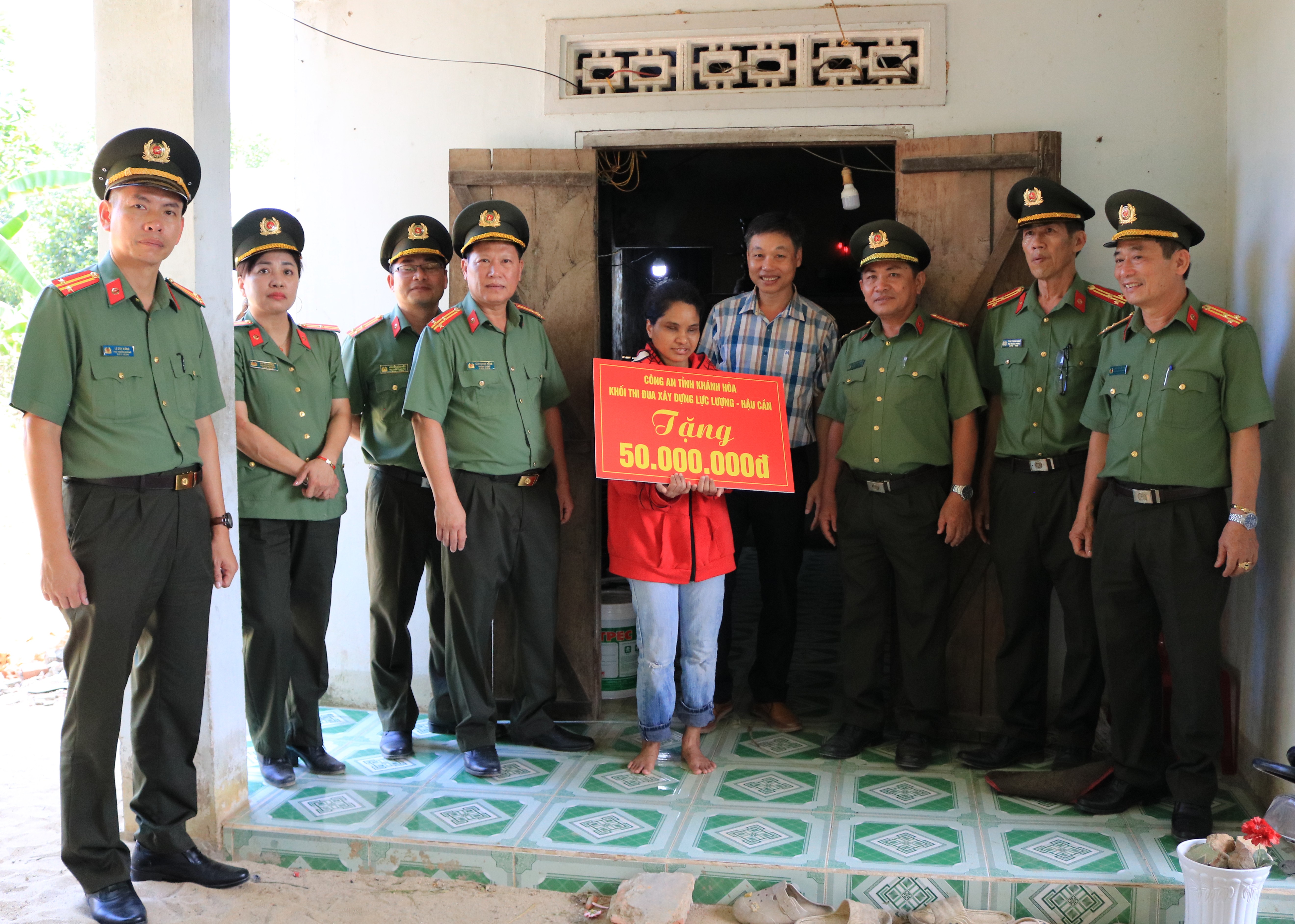 Khối thi đua Xây dựng lực lượng - Hậu cần Công an tỉnh trao 170 triệu đồng cho 3 hộ nghèo xây mới và sửa chữa nhà ở