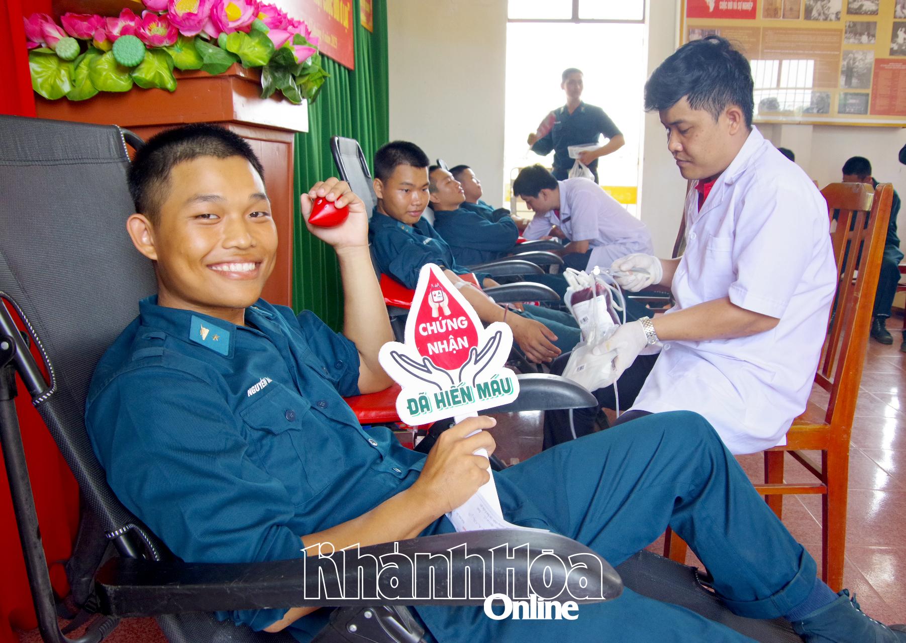 Tuổi trẻ Sư đoàn Phòng không 377 thực hiện hiến máu tình nguyện.