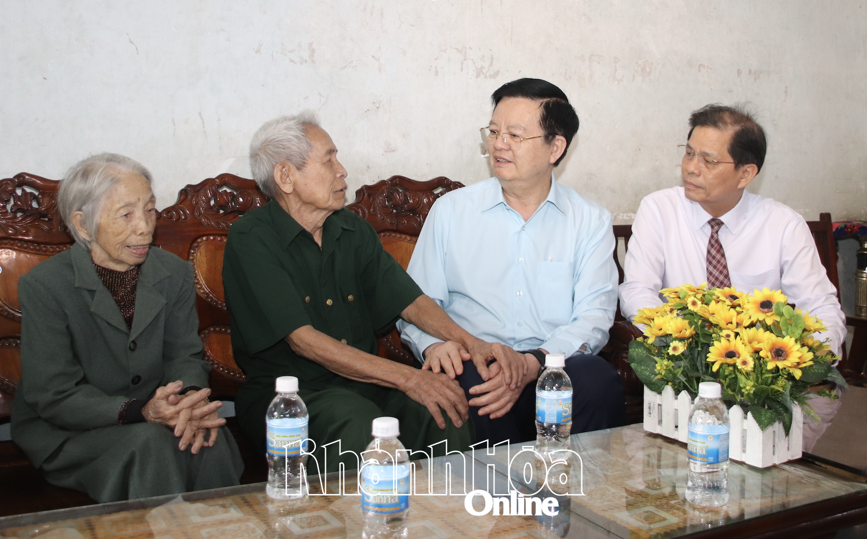 Phó Thủ tướng Chính phủ Mai Văn Chính: Thăm, tặng quà cho gia đình cán bộ tiền khởi nghĩa ở Ninh Hòa