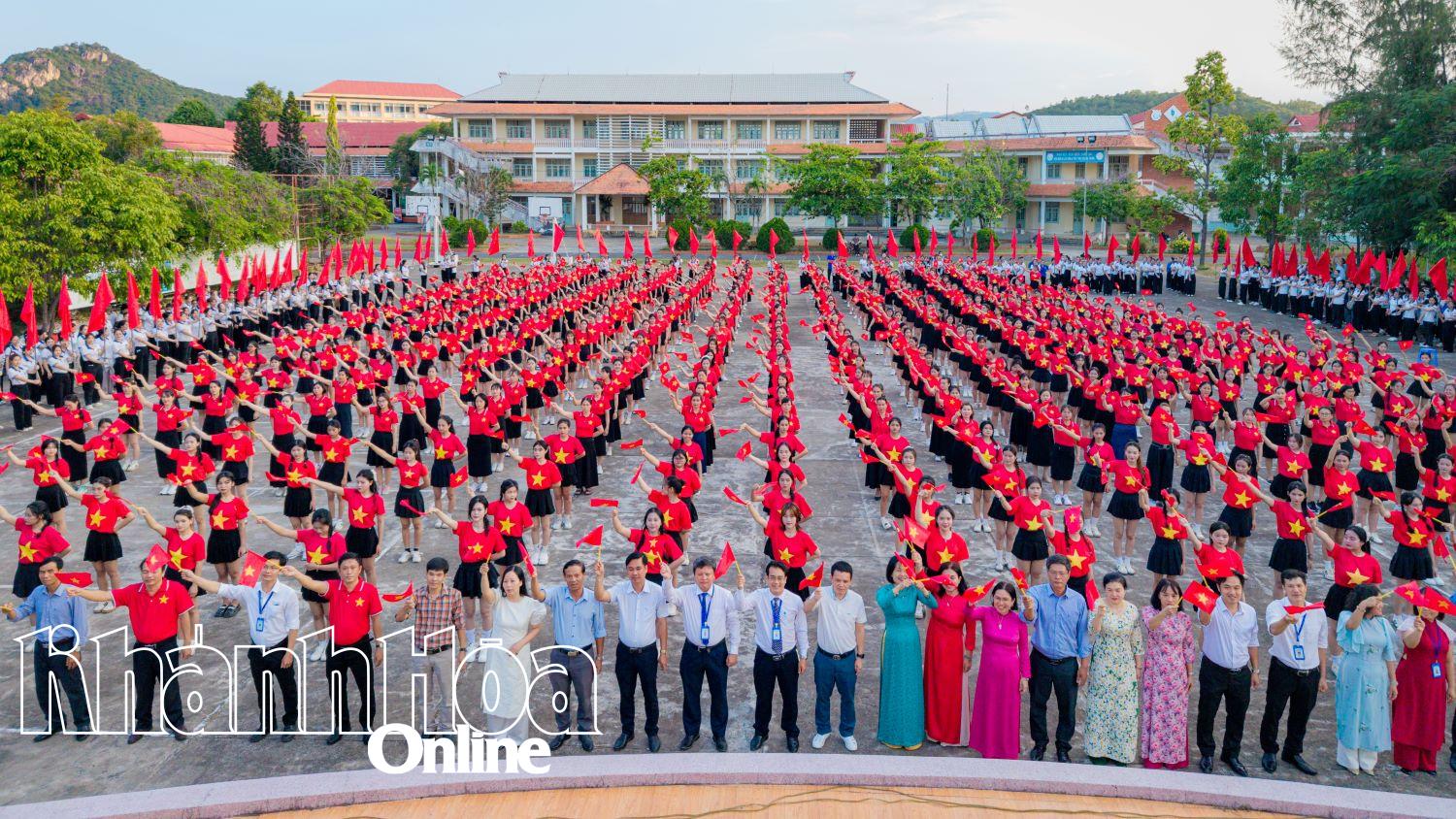 Trường Cao đẳng Sư phạm Trung ương - Nha Trang tổ chức hoạt động chào mừng 50 năm thống nhất đất nước
