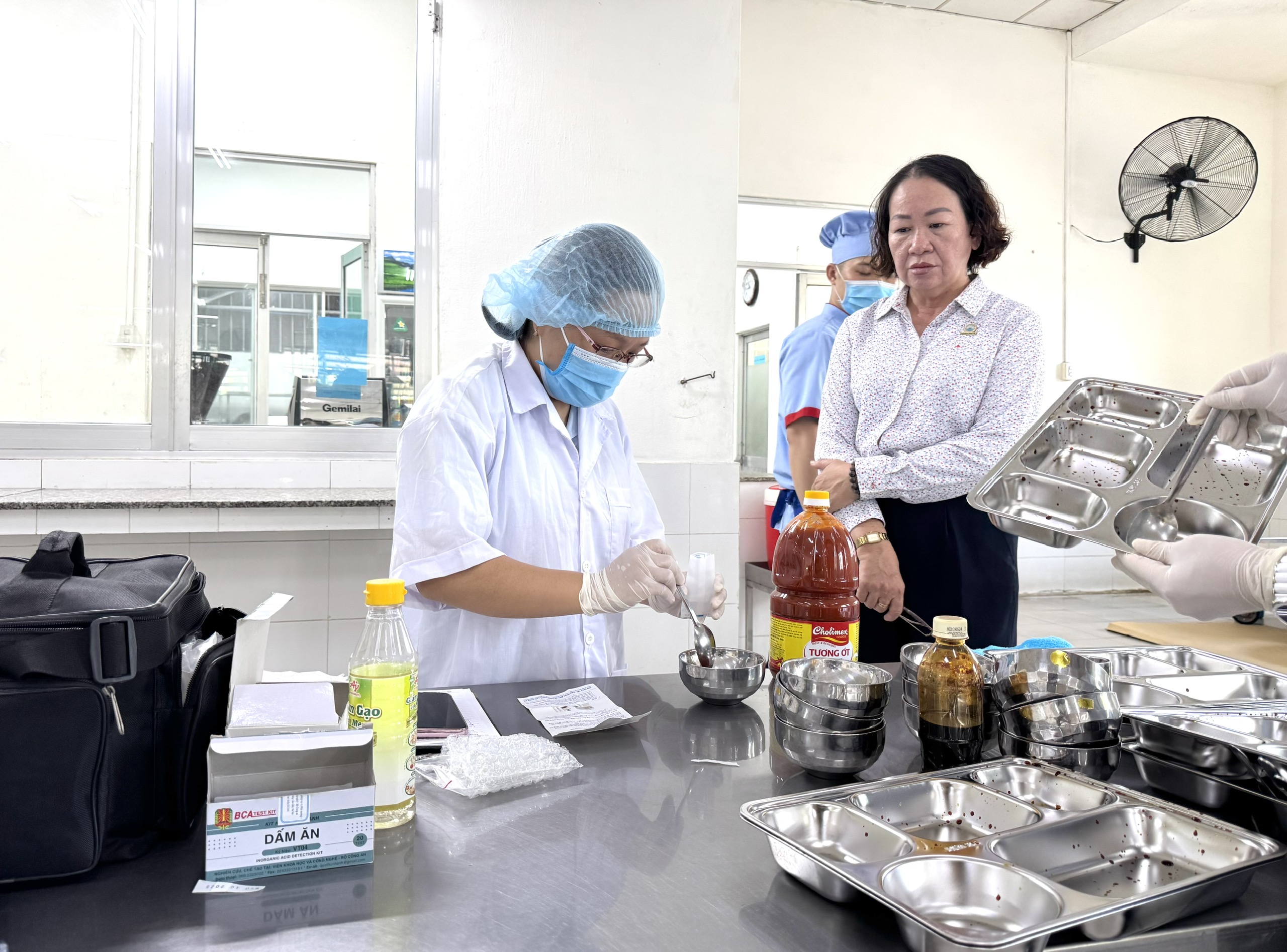 Ra quân kiểm tra an toàn thực phẩm tại các bếp ăn tập thể