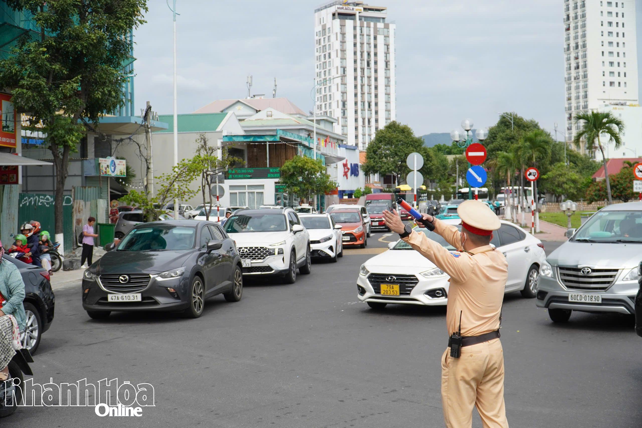 Cảnh sát giao thông hướng dẫn, phân luồng giao thông trên đường Trần Phú