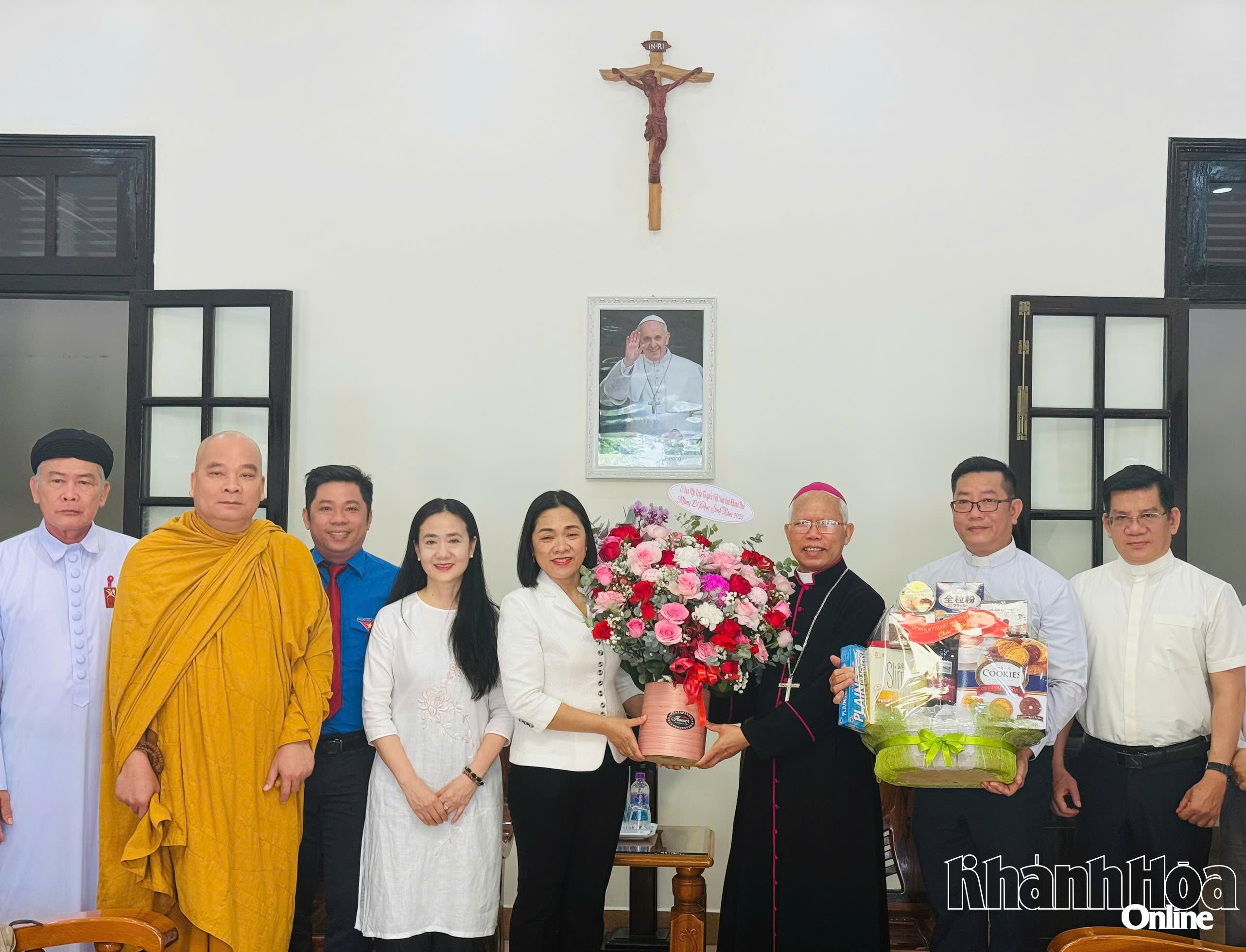Chủ tịch UBMTTQ Việt Nam tỉnh Khánh Hòa Trần Thu Mai thăm, chúc mừng các cơ sở công giáo, tin lành nhân lễ Phục sinh