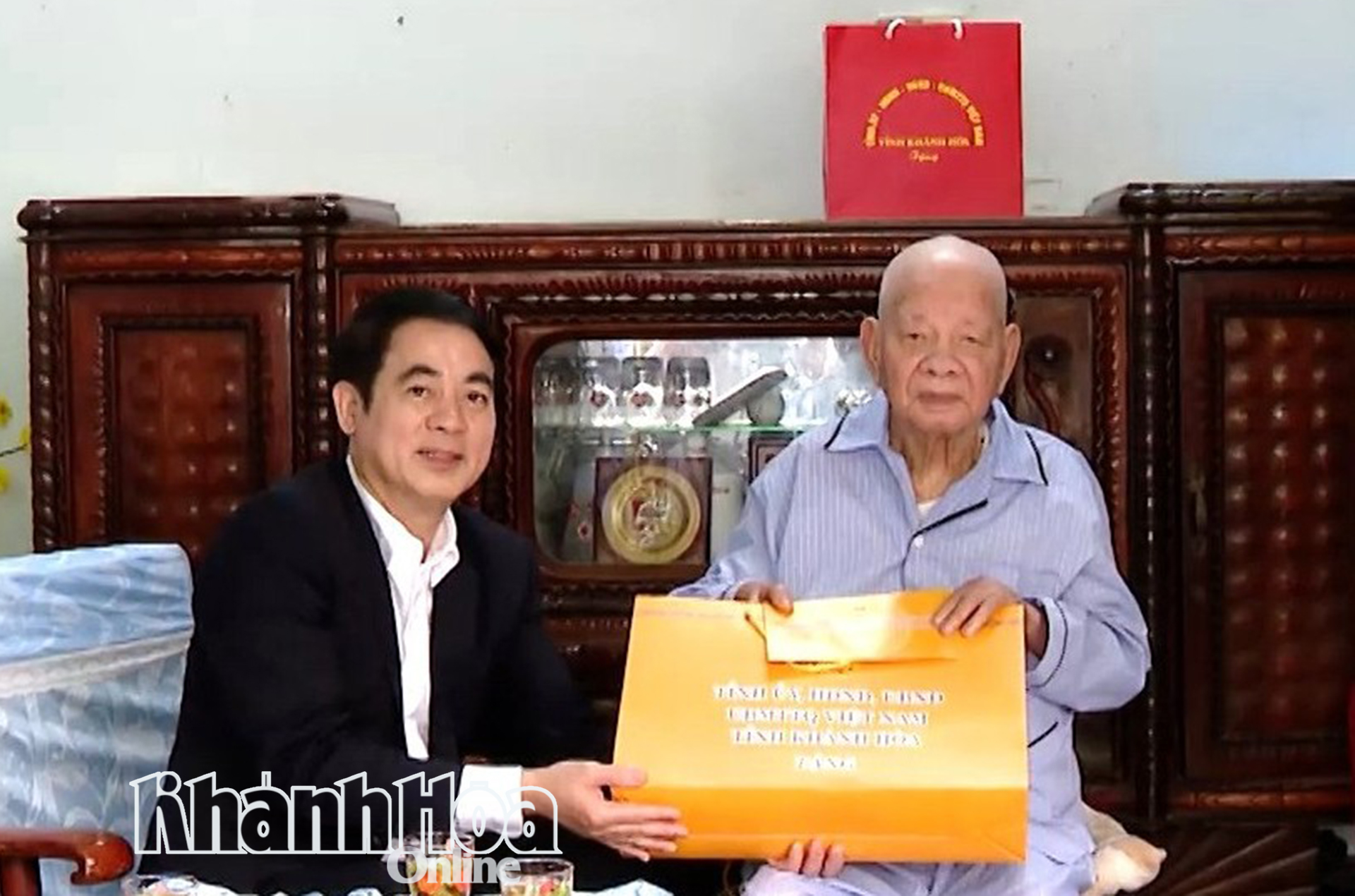 Bí thư Tỉnh ủy Khánh Hòa Nghiêm Xuân Thành: Thăm, tặng quà các cán bộ lão thành và cán bộ tiền khởi nghĩa ở Nha Trang