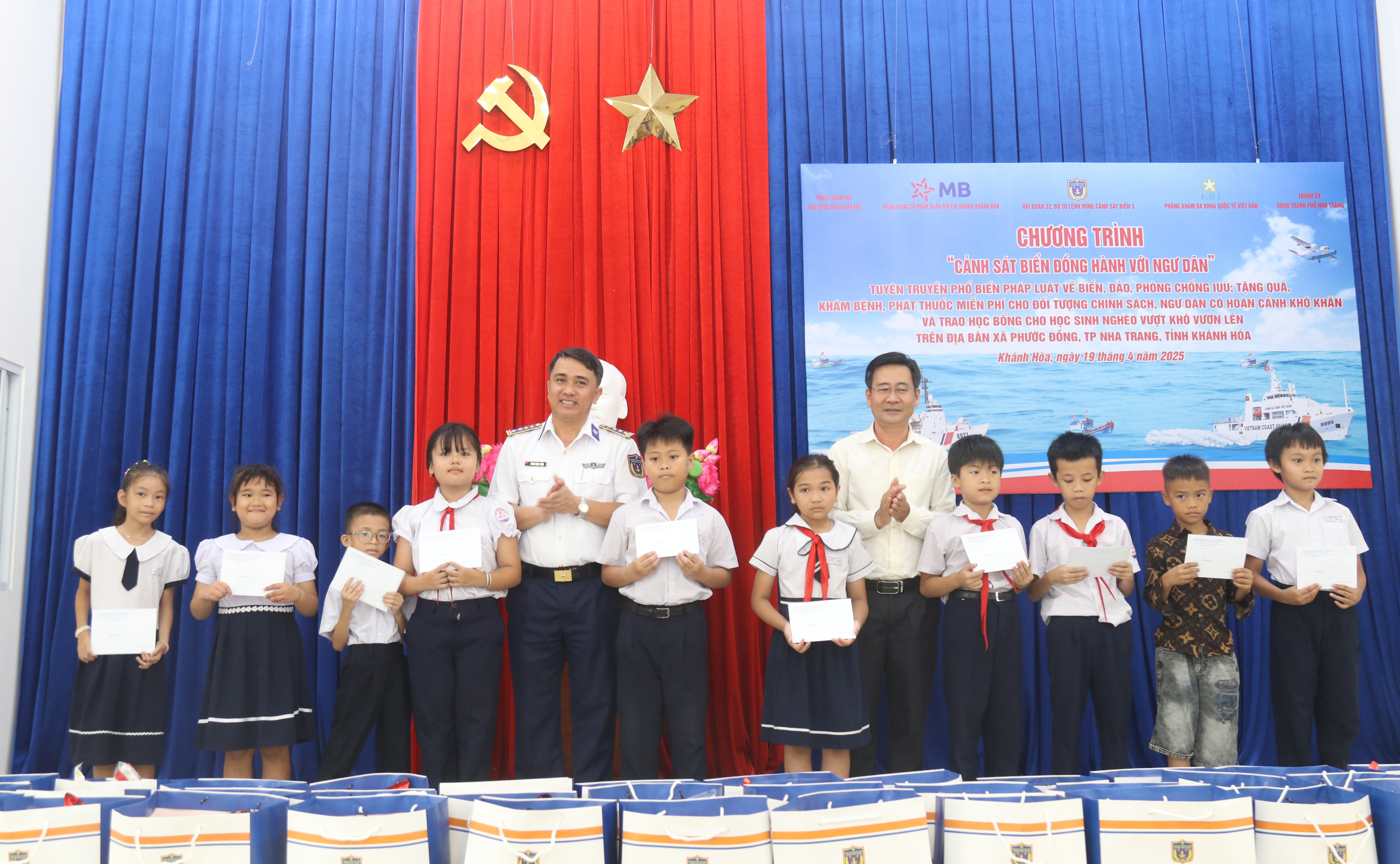 Trao 100 suất quà cho ngư dân và học sinh nghèo vượt khó ở xã Phước Đồng