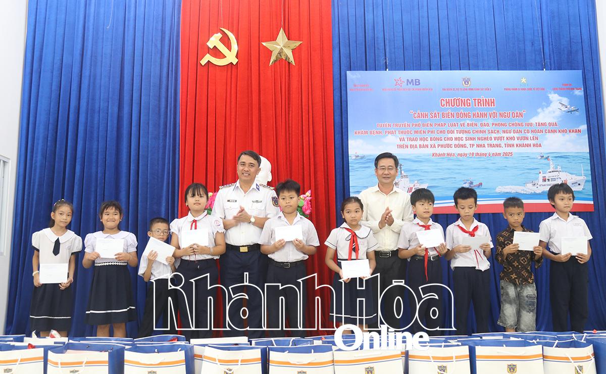 Lãnh đạo Ban Tuyên giao và Dân vận Tỉnh ủy Khánh Hòa, lãnh đạo Hải đoàn 32 trao quà cho các em học sinh nghèo vượt khó