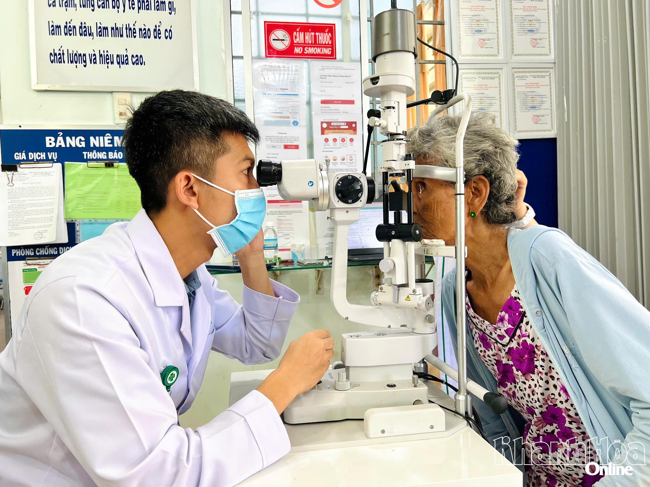 Bà con phường Ninh Hải, thị xã Ninh Hoà được đội ngũ bác sĩ Bệnh viện Mắt Sài Gòn Nha Trang khám sàng lọc các bệnh lý về mắt 