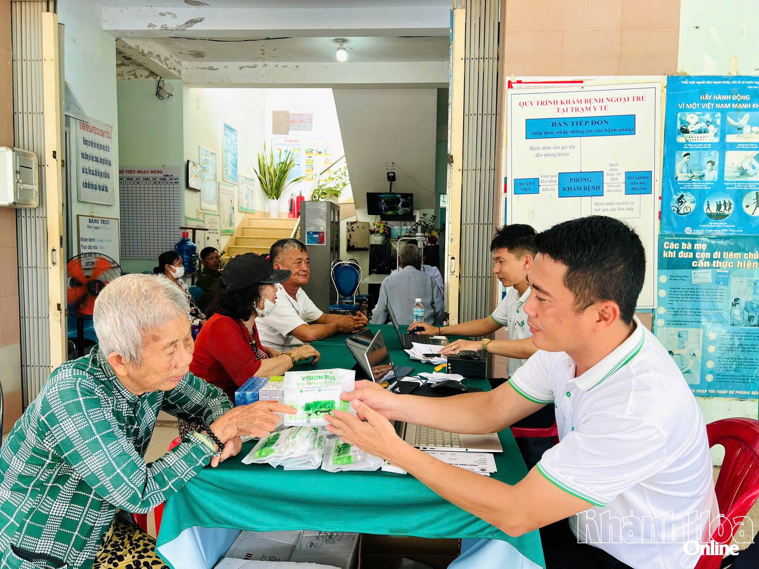 Sau khám, người dân được tặng thuốc miễn phí và được hướng dẫn cách sử dụng 