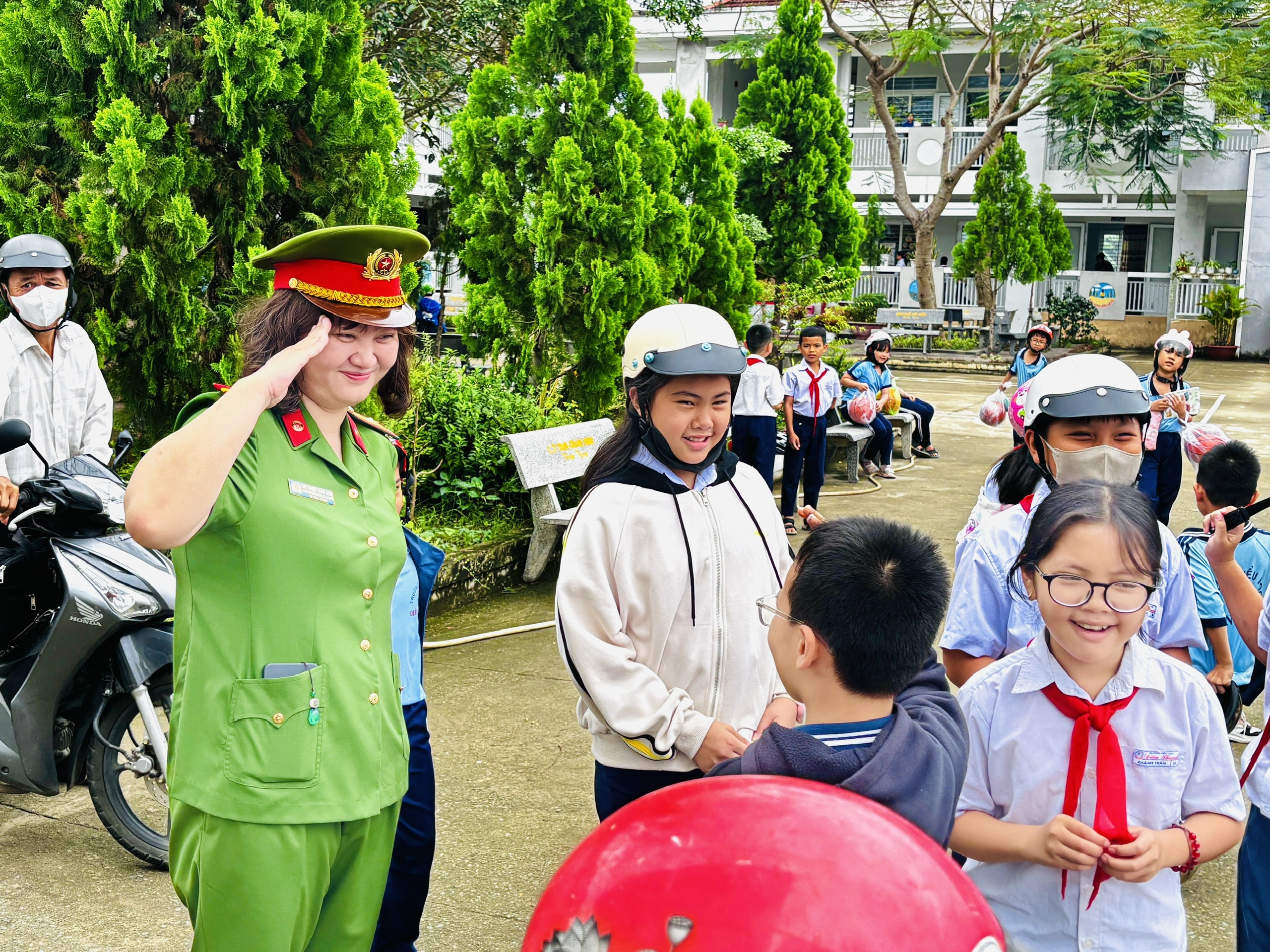 VIDEO: Nữ cán bộ Công an xã tận tuỵ vì sự bình yên của quê hương