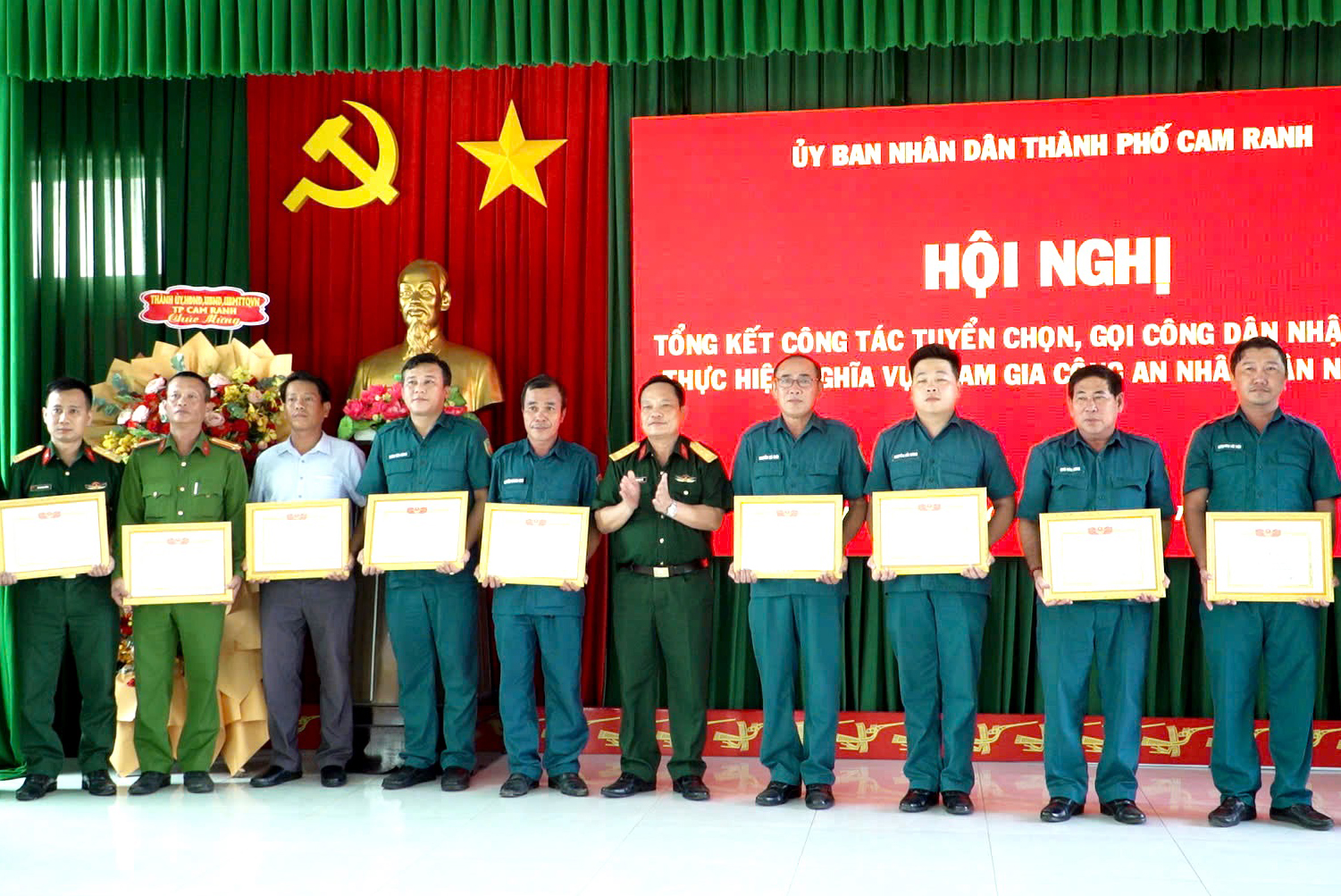 Các cá nhân được khen thưởng tại hội nghị