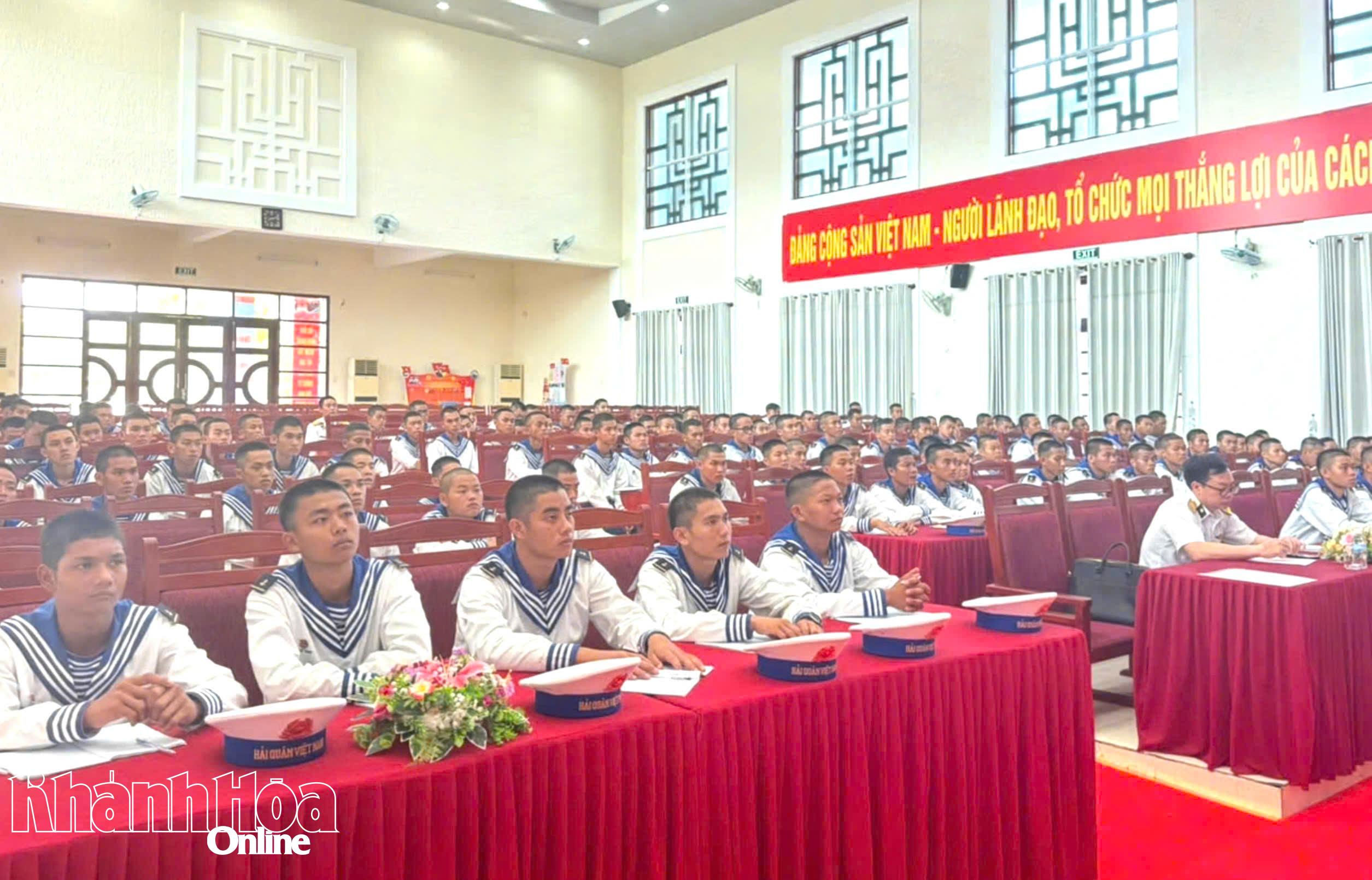 Các chiến sĩ mới tham gia buổi tuyên truyền, phổ biến pháp luật